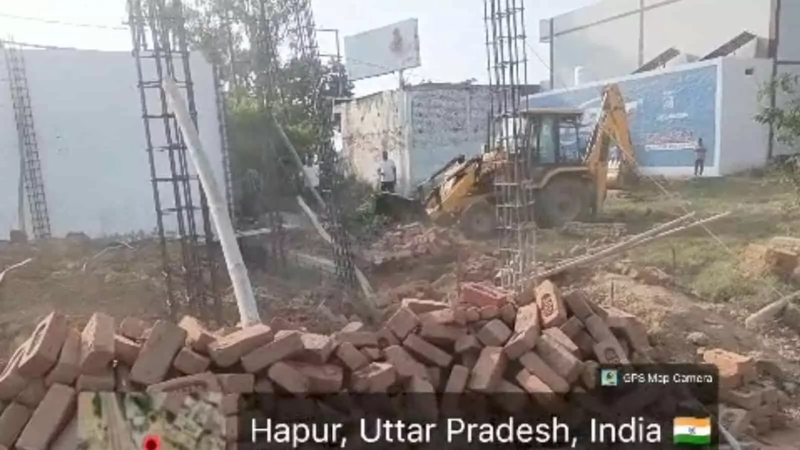 हापुड़-बुलंदशहर रोड पर अवैध प्लाटिंग के निर्माण को बुलडोजर से ध्वस्त करती हुई प्राधिकरण की टीम। हापुड़-बुलंदशहर रोड पर अवैध प्लाटिंग के निर्माण को बुलडोजर से ध्वस्त करती हुई प्राधिकरण की टीम।