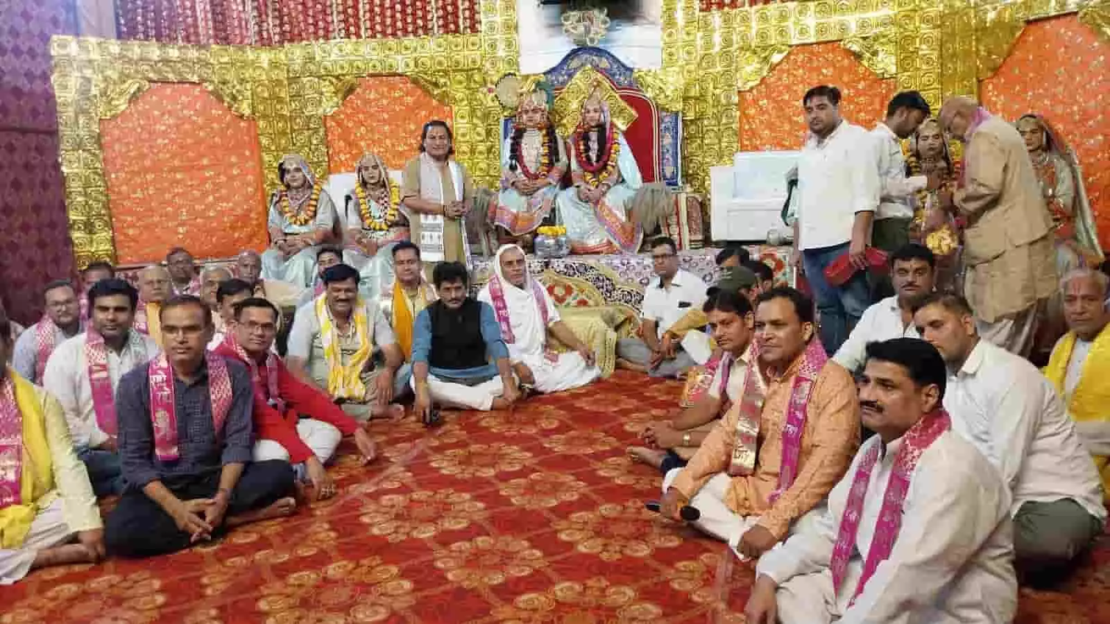 डीग में आयोजित रामलीला महोत्सव के मंच पर कलाकारों और श्रद्धालुओं की उपस्थिति का दृश्य। डीग में आयोजित रामलीला महोत्सव के मंच पर कलाकारों और श्रद्धालुओं की उपस्थिति का दृश्य।