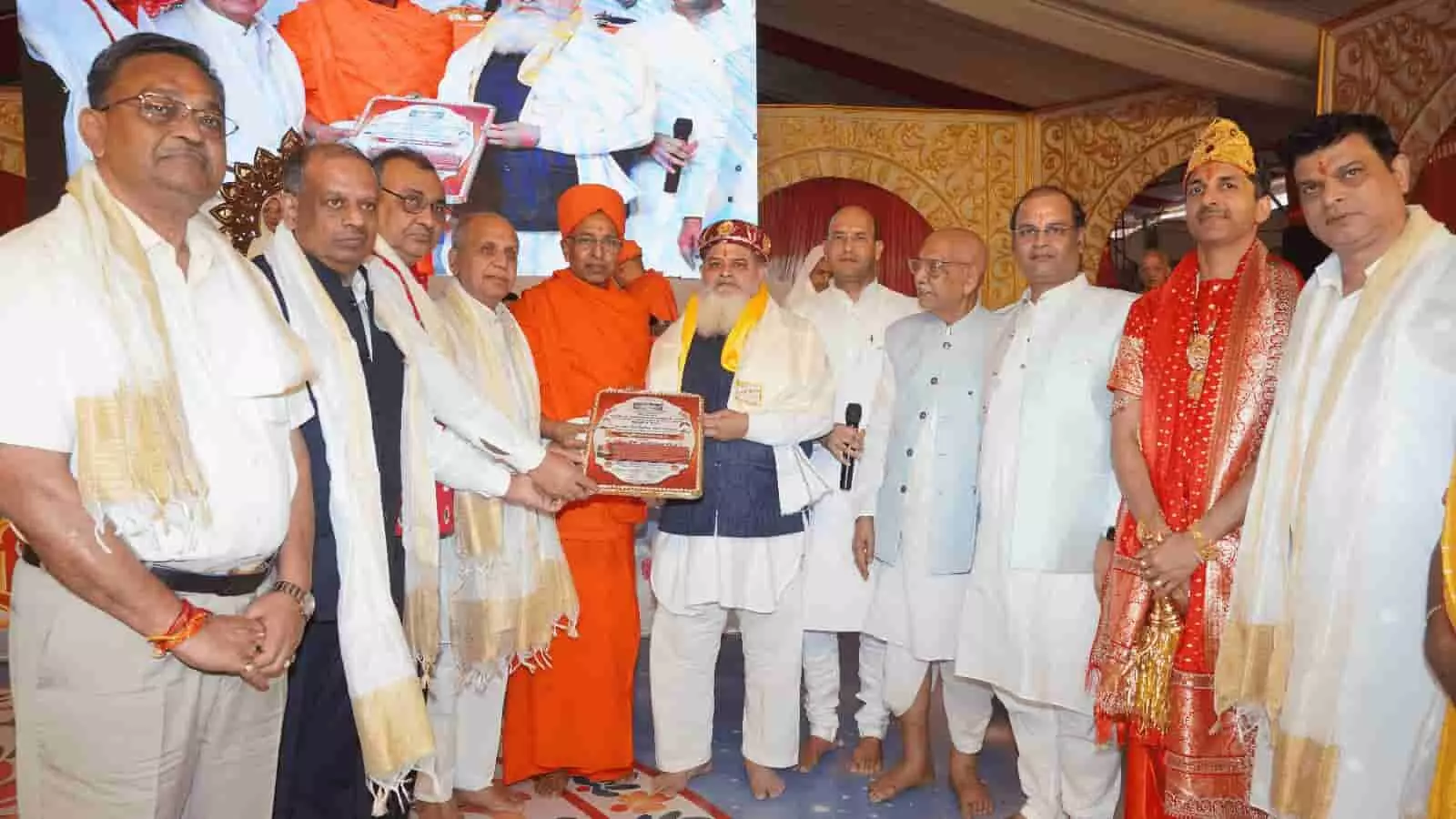 तस्वीर में अयोध्या के जैन मंदिर में आयोजित महोत्सव के दौरान सम्मानित होते हुए अतिथि नजर आ रहे हैं। तस्वीर में अयोध्या के जैन मंदिर में आयोजित महोत्सव के दौरान सम्मानित होते हुए अतिथि नजर आ रहे हैं।