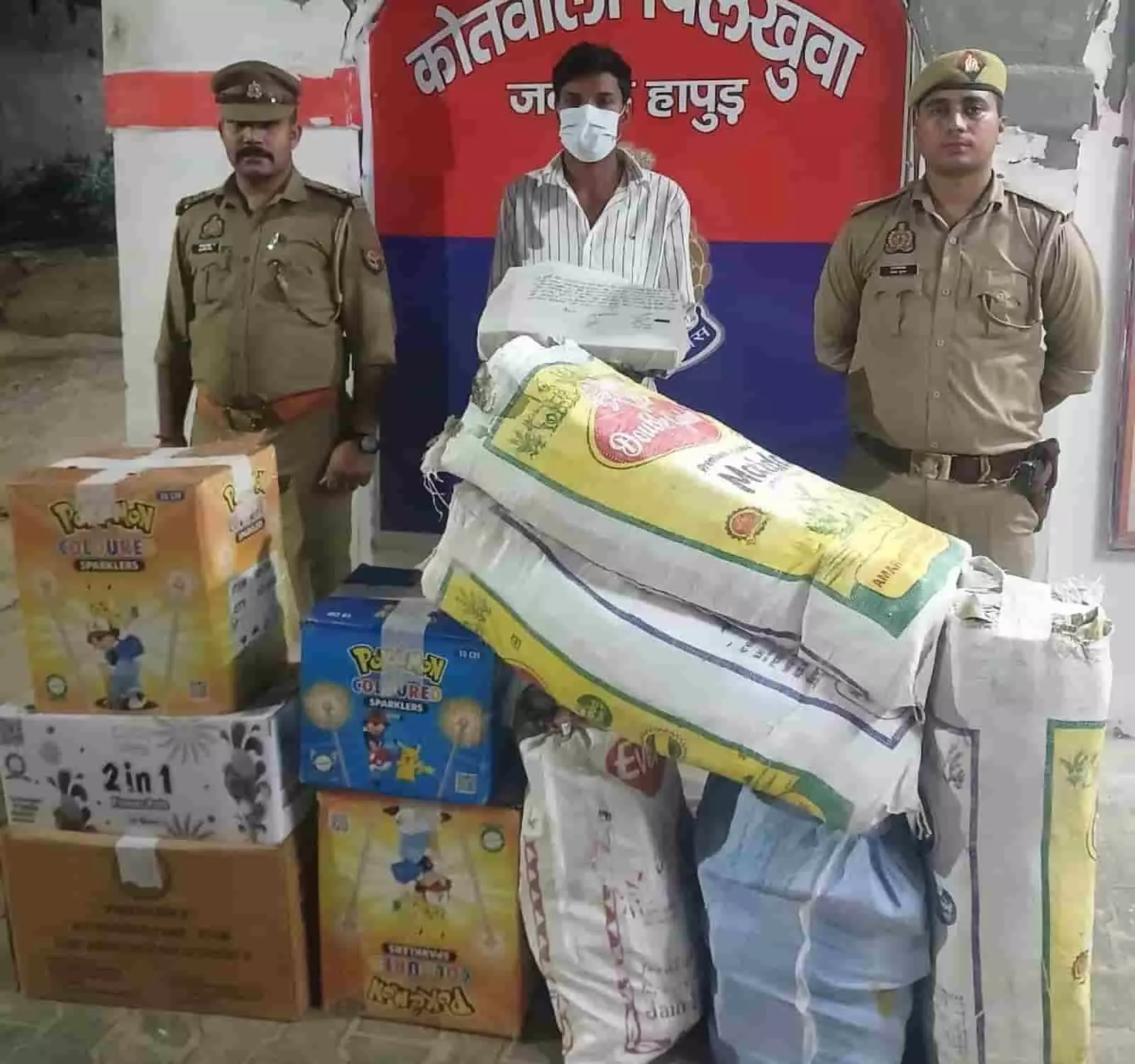 तस्वीर में पुलिसकर्मियों के साथ खड़ा अभियुक्त और उनके पास रखे अवैध पटाखों के कार्टून व बोरे दिख रहे हैं। तस्वीर में पुलिसकर्मियों के साथ खड़ा अभियुक्त और उनके पास रखे अवैध पटाखों के कार्टून व बोरे दिख रहे हैं।