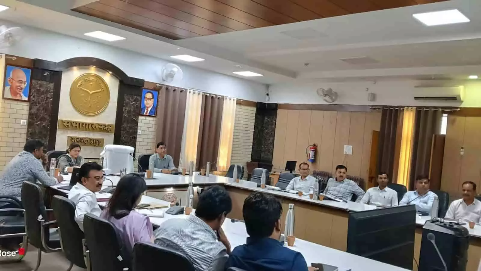 तस्वीर में हापुड़ कलेक्ट्रेट सभागार में पर्यावरण समिति की बैठक में अधिकारी समीक्षा करते दिख रहे हैं। तस्वीर में हापुड़ कलेक्ट्रेट सभागार में पर्यावरण समिति की बैठक में अधिकारी समीक्षा करते दिख रहे हैं।