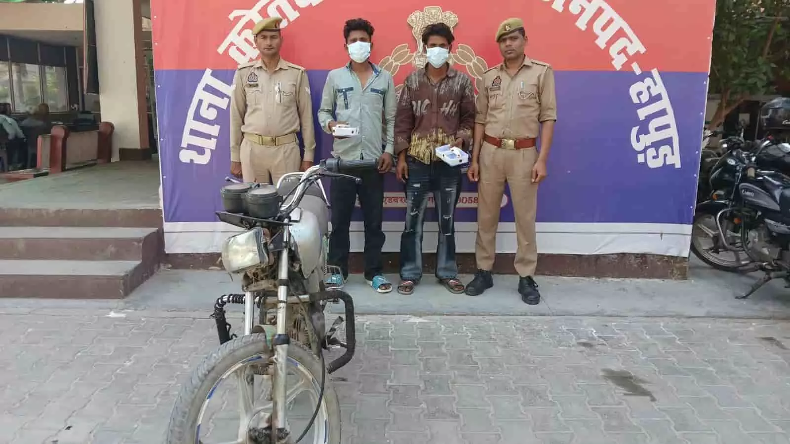 तस्वीर में तस्वीर में पुलिसकर्मी गिरफ्तार दो आरोपियों और बरामद मोटरसाइकिल के साथ हापुड़ में खड़े हैं। तस्वीर में तस्वीर में पुलिसकर्मी गिरफ्तार दो आरोपियों और बरामद मोटरसाइकिल के साथ हापुड़ में खड़े हैं।