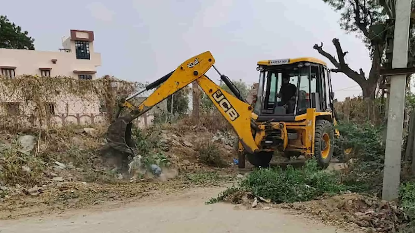 तस्वीर में रायपुर के वार्ड नंबर 19 स्थित पाबूर ढाणी रोड पर जेसीबी मशीन द्वारा सड़क किनारे उगी बाबूल की झाड़ियों को साफ करते हुए दिखाया गया है। तस्वीर में रायपुर के वार्ड नंबर 19 स्थित पाबूर ढाणी रोड पर जेसीबी मशीन द्वारा सड़क किनारे उगी बाबूल की झाड़ियों को साफ करते हुए दिखाया गया है।