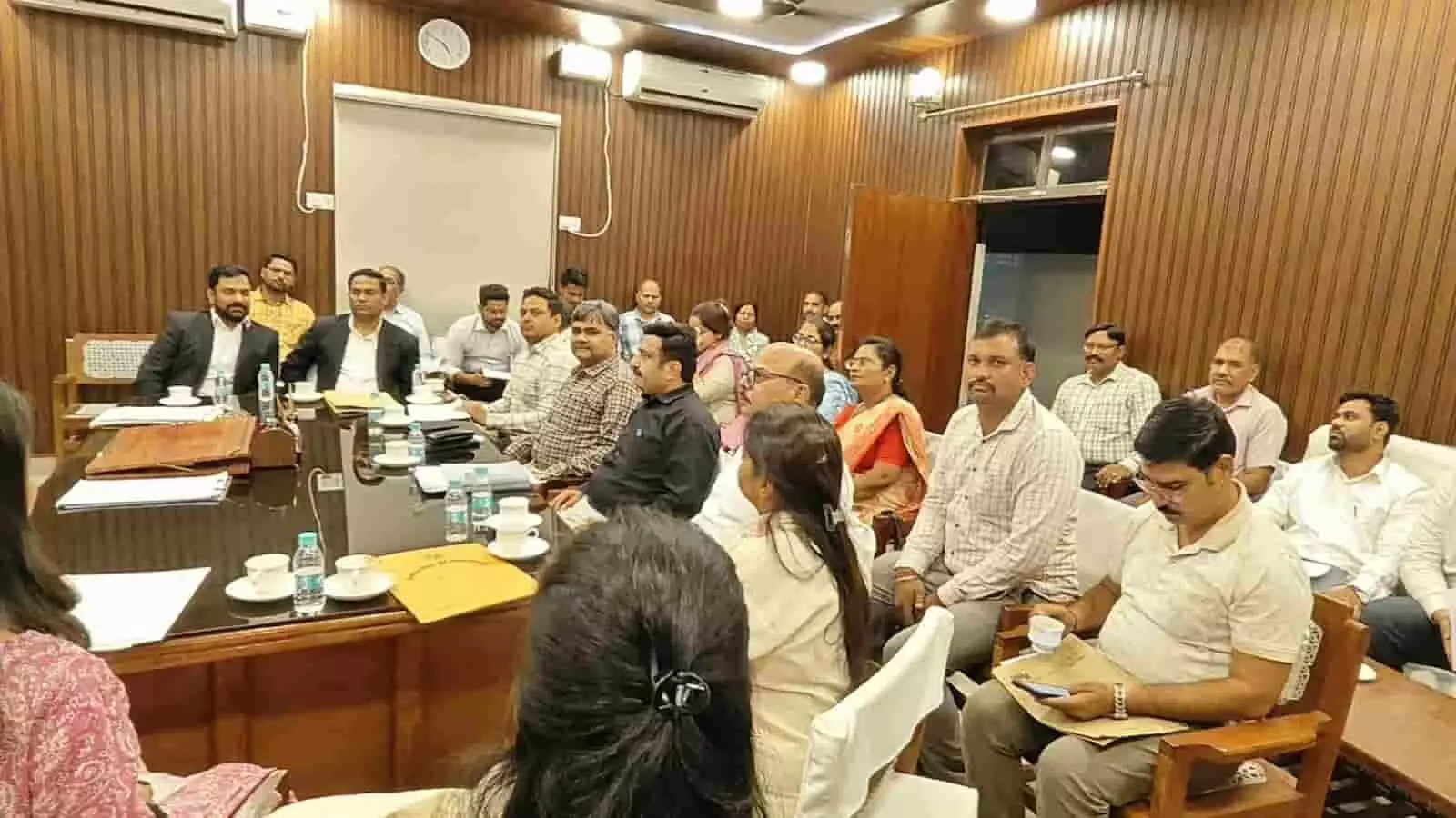 तस्वीर में हापुड़ में मेगा विधिक सेवा शिविर की तैयारियों की बैठक लेते अधिकारी दिख रहे हैं। तस्वीर में हापुड़ में मेगा विधिक सेवा शिविर की तैयारियों की बैठक लेते अधिकारी दिख रहे हैं।