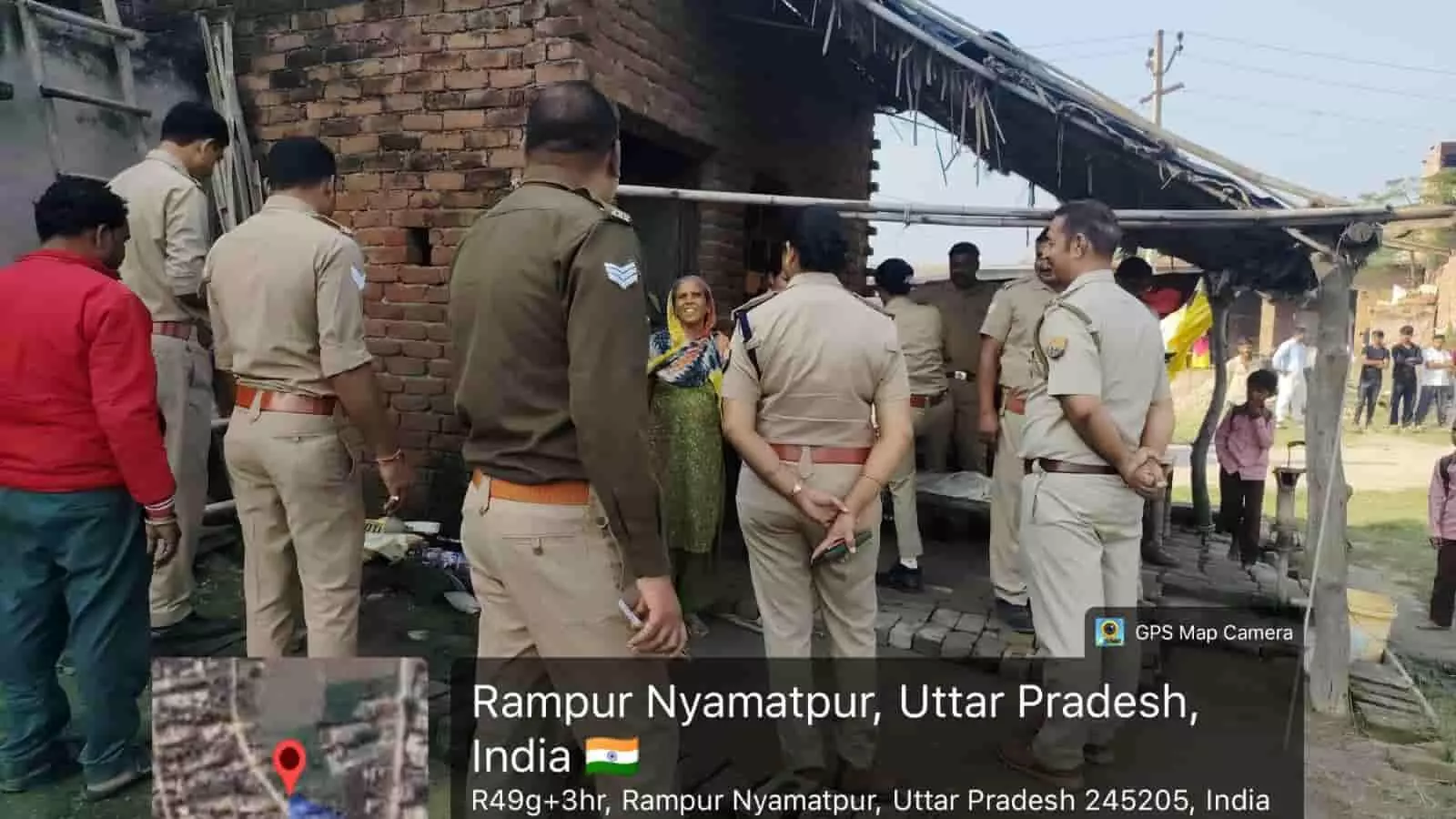 तस्वीर में आबकारी विभाग के अधिकारी हापुड़ के ग्रामीण क्षेत्र में सघन छापेमारी करते हुए दिख रहे हैं। तस्वीर में आबकारी विभाग के अधिकारी हापुड़ के ग्रामीण क्षेत्र में सघन छापेमारी करते हुए दिख रहे हैं।
