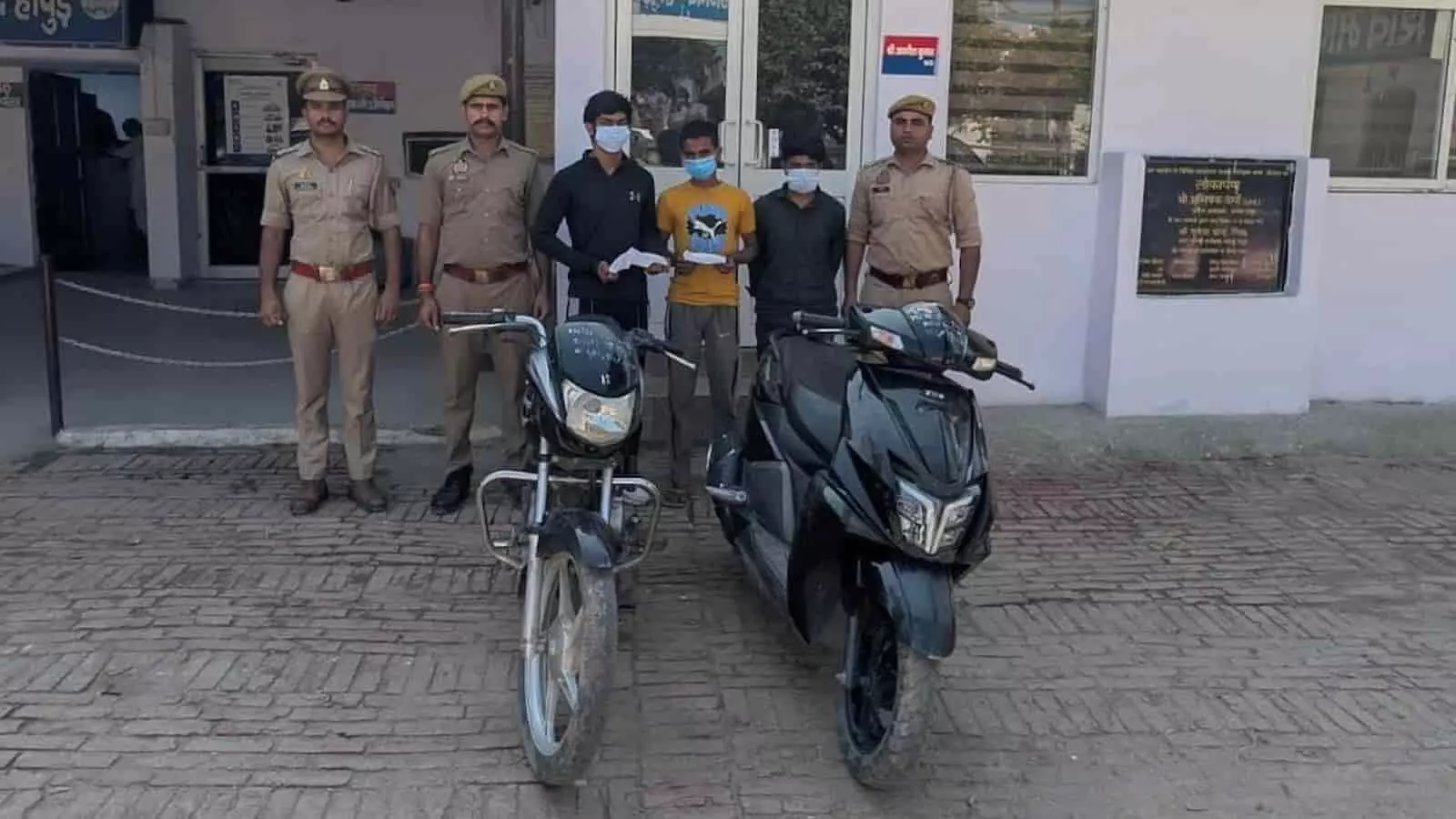 तस्वीर में हापुड़ के धौलाना थाने के बाहर पुलिस टीम के साथ गिरफ्तार तीनों आरोपी खड़े दिख रहे हैं। तस्वीर में हापुड़ के धौलाना थाने के बाहर पुलिस टीम के साथ गिरफ्तार तीनों आरोपी खड़े दिख रहे हैं।