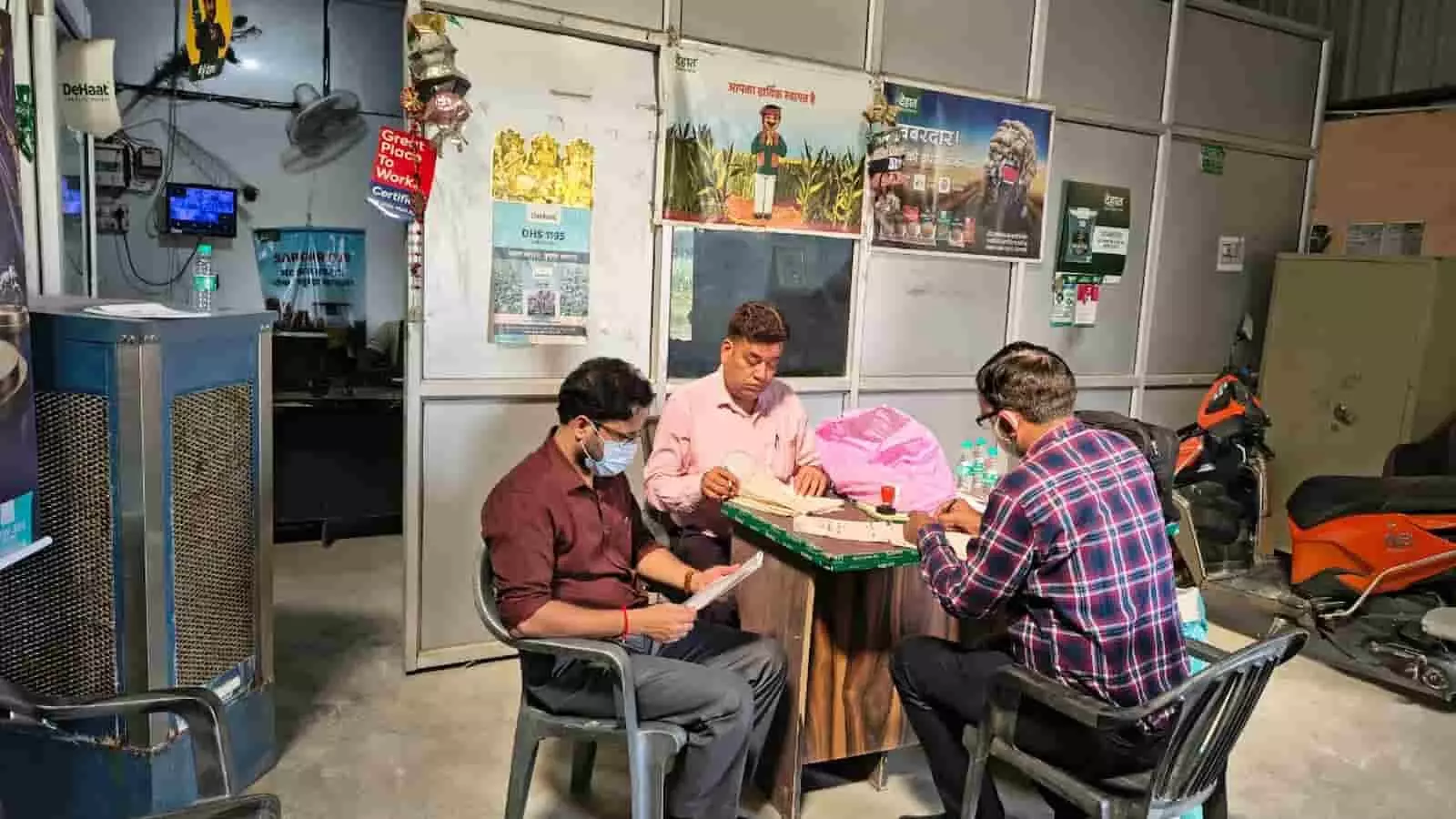 तस्वीर में कृषि विभाग के प्रशासनिक अधिकारी हापुड़ की बीज दुकान पर स्टॉक दस्तावेजों की जांच कर रहे हैं। तस्वीर में कृषि विभाग के प्रशासनिक अधिकारी हापुड़ की बीज दुकान पर स्टॉक दस्तावेजों की जांच कर रहे हैं।