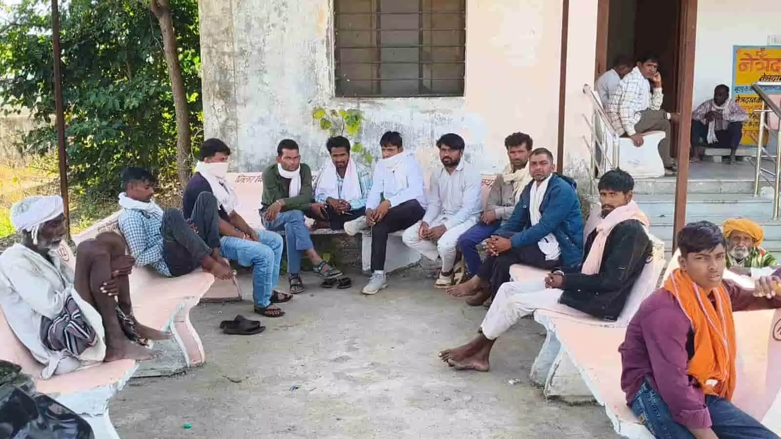 तस्वीर में प्रतापगढ़ जिला चिकित्सालय के बाहर हादसे के बाद शोक में बैठे ग्रामीण और परिजन। तस्वीर में प्रतापगढ़ जिला चिकित्सालय के बाहर हादसे के बाद शोक में बैठे ग्रामीण और परिजन।