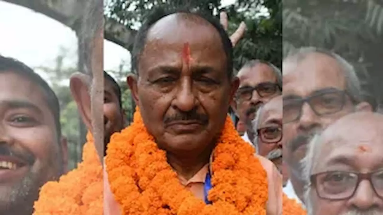तस्वीर में फूलों की माला पहने डॉ. नरेंद्र सिंह समर्थकों के बीच एमएलसी चुनाव में जीत के बाद दिख रहे हैं। तस्वीर में फूलों की माला पहने डॉ. नरेंद्र सिंह समर्थकों के बीच एमएलसी चुनाव में जीत के बाद दिख रहे हैं।