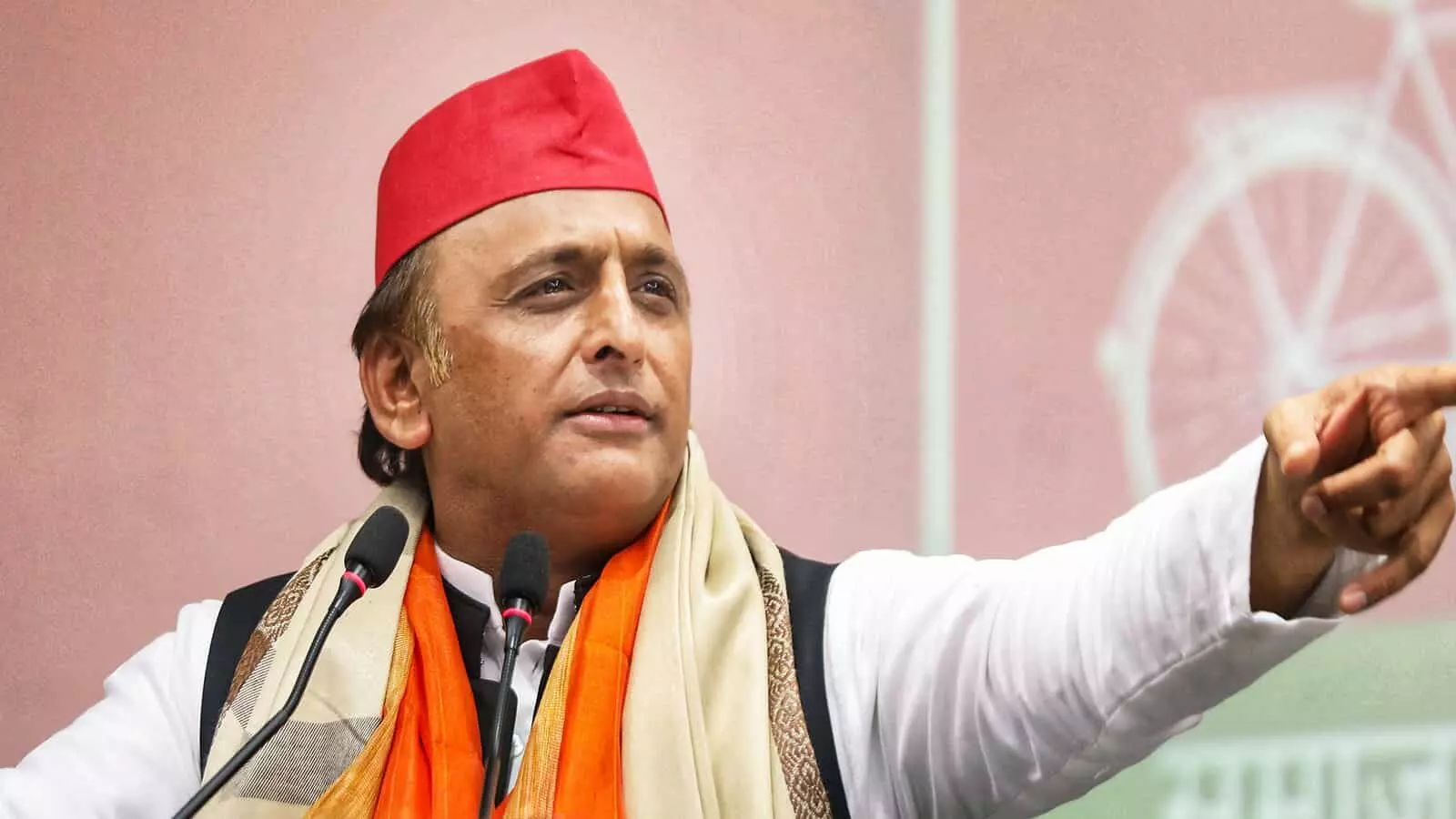 तस्वीर में माइक के सामने भाषण देते सपा प्रमुख अखिलेश यादव लखनऊ में प्रेस वार्ता के दौरान तस्वीर में माइक के सामने भाषण देते सपा प्रमुख अखिलेश यादव लखनऊ में प्रेस वार्ता के दौरान