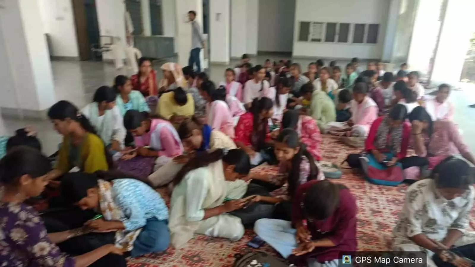 तस्वीर में राजकीय कन्या महाविद्यालय खेरवाड़ा में एनएसएस मेहंदी प्रतियोगिता में भाग लेती छात्राएं। तस्वीर में राजकीय कन्या महाविद्यालय खेरवाड़ा में एनएसएस मेहंदी प्रतियोगिता में भाग लेती छात्राएं।