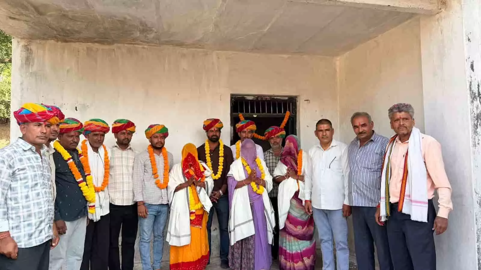 तस्वीर में उदा खेड़ा ग्राम पंचायत की नवनियुक्त सरपंच प्रेमी बाई धोबी ग्रामीणों के साथ नजर आ रही हैं। तस्वीर में उदा खेड़ा ग्राम पंचायत की नवनियुक्त सरपंच प्रेमी बाई धोबी ग्रामीणों के साथ नजर आ रही हैं।