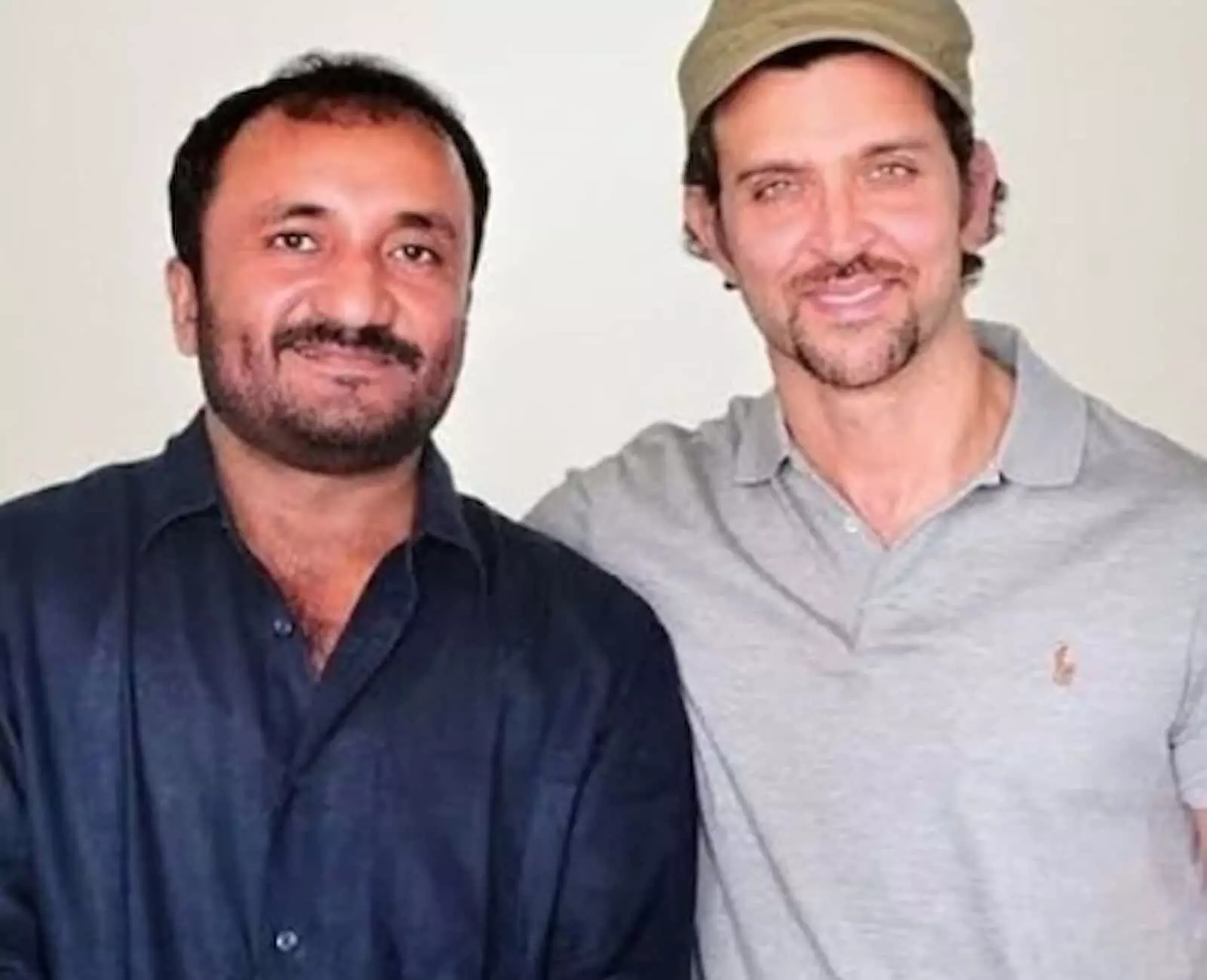 तस्वीर में बाएं से आनंद कुमार और दाएं अभिनेता रितिक रोशन मुंबई में एक मुलाकात के दौरान दिखाई दे रहे हैं। तस्वीर में बाएं से आनंद कुमार और दाएं अभिनेता रितिक रोशन मुंबई में एक मुलाकात के दौरान दिखाई दे रहे हैं।