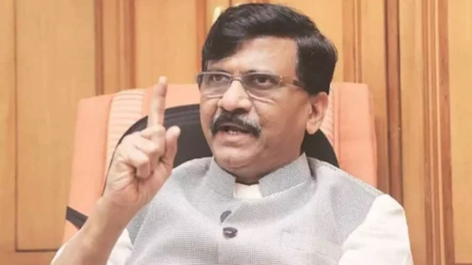 तस्वीर में दिख रहे संजय राऊत महाराष्ट्र सरकार पर चुनाव और पर्यावरण मुद्दों पर सवाल उठा रहे हैं। तस्वीर में दिख रहे संजय राऊत महाराष्ट्र सरकार पर चुनाव और पर्यावरण मुद्दों पर सवाल उठा रहे हैं।