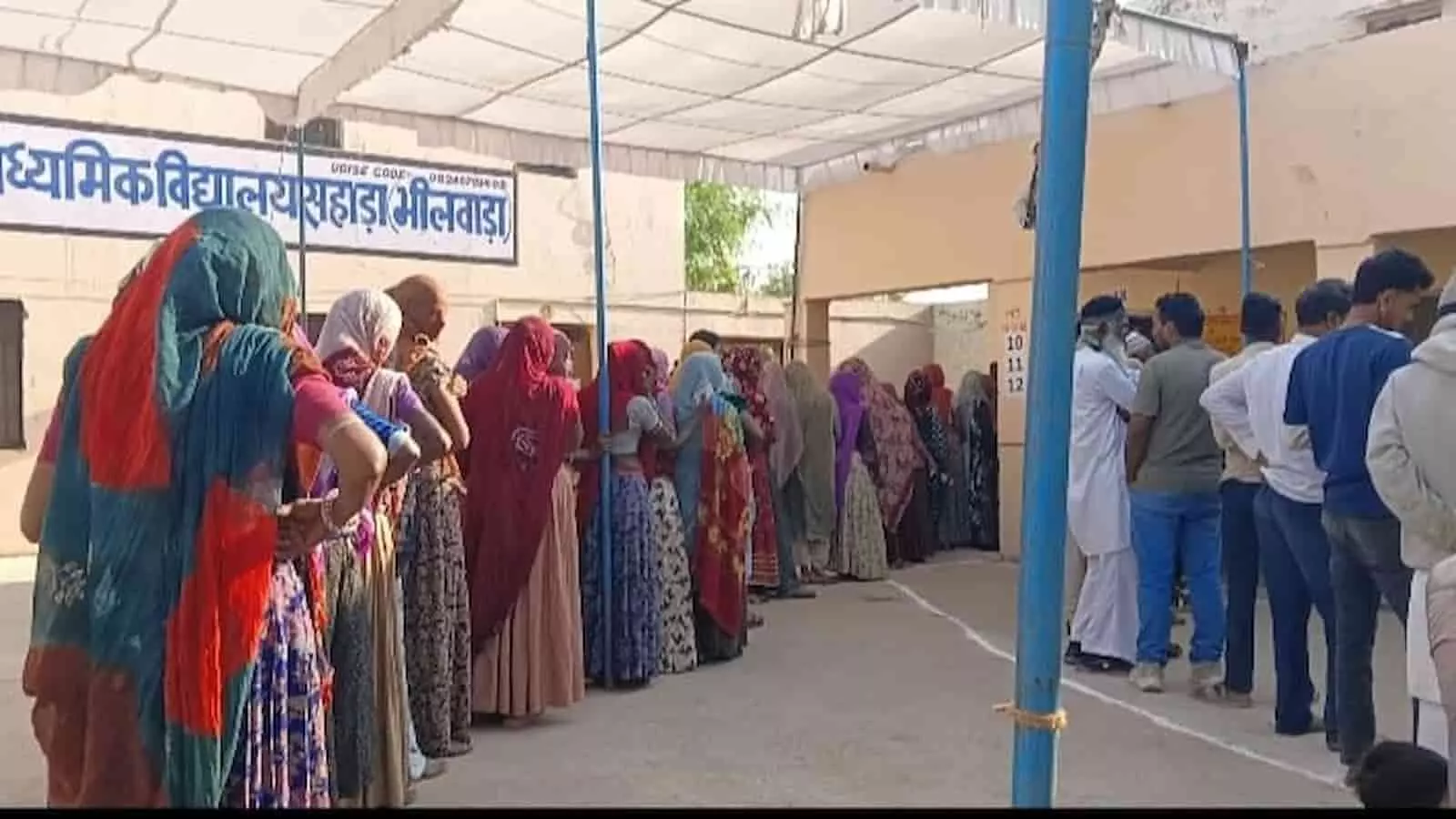 तस्वीर में मतदाता सहाड़ा पंचायत समिति के मतदान केंद्र पर वोट डालने के लिए कतार में खड़े हैं। तस्वीर में मतदाता सहाड़ा पंचायत समिति के मतदान केंद्र पर वोट डालने के लिए कतार में खड़े हैं।