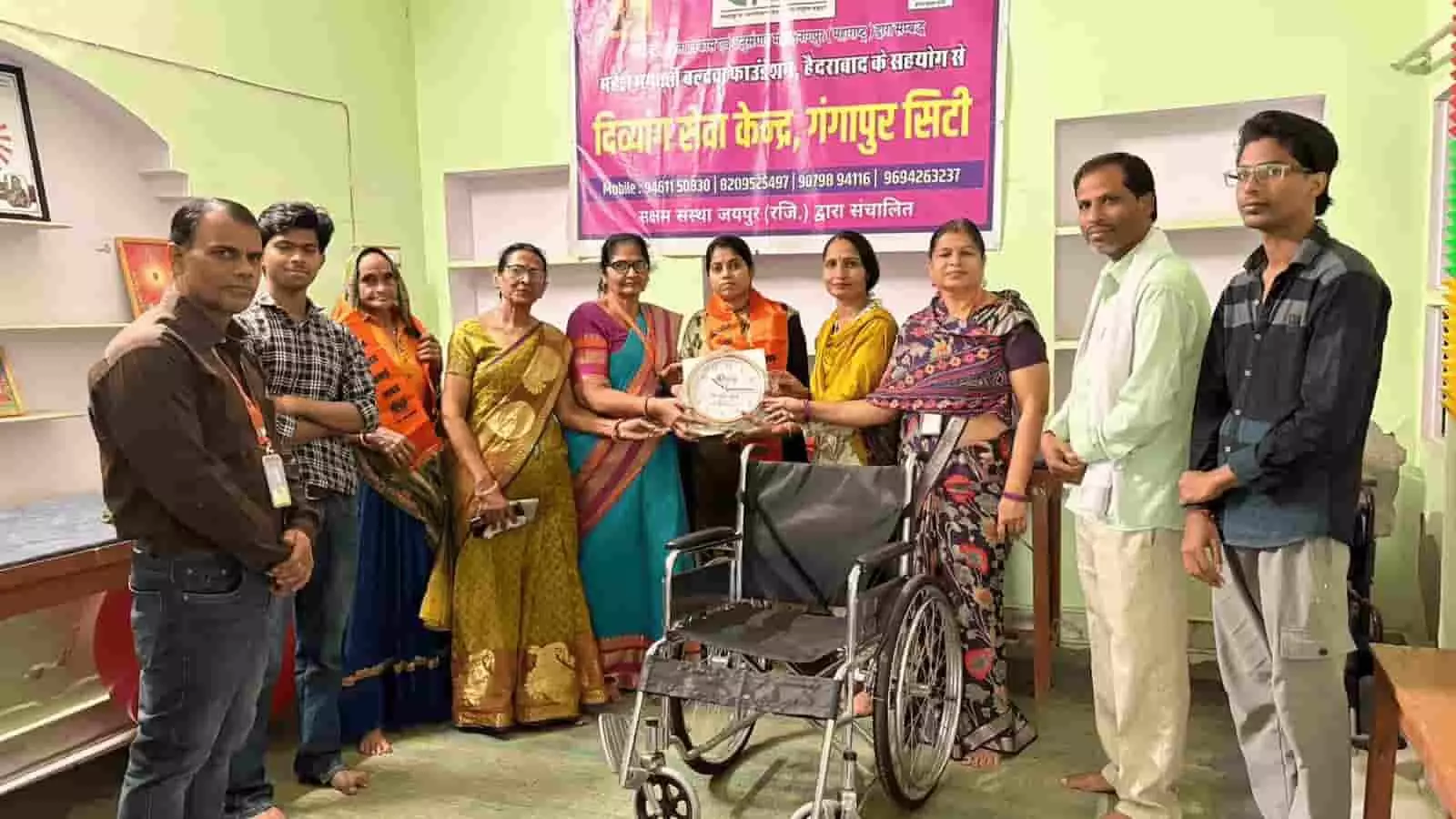 तस्वीर में गंगापुर सिटी में सक्षम टीम के सेवा कार्य के दौरान व्हीलचेयर और अन्य सदस्य नजर आ रहे हैं। तस्वीर में गंगापुर सिटी में सक्षम टीम के सेवा कार्य के दौरान व्हीलचेयर और अन्य सदस्य नजर आ रहे हैं।