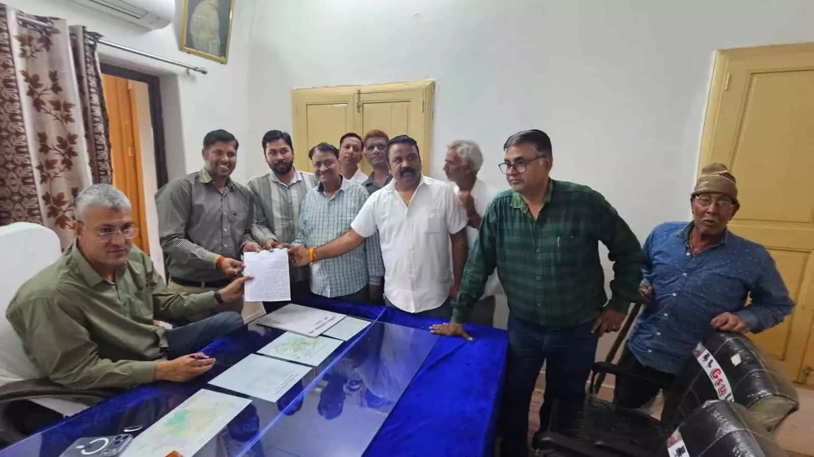 तस्वीर में आमेट नगर के लोग एसडीएम कार्यालय में अधिकारी को मांग पत्र सौंपते हुए दिख रहे हैं। तस्वीर में आमेट नगर के लोग एसडीएम कार्यालय में अधिकारी को मांग पत्र सौंपते हुए दिख रहे हैं।