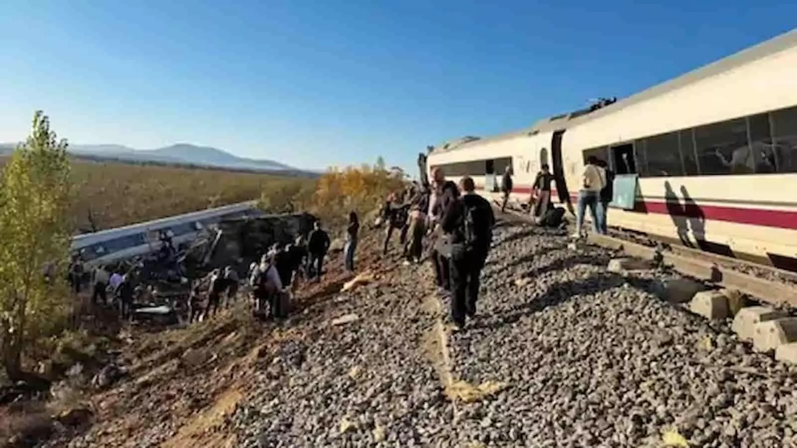 तस्वीर में पटरी से उतरे ट्रेन के डिब्बे और बाहर खड़े यात्री दुर्घटनास्थल पर नजर आ रहे हैं। तस्वीर में पटरी से उतरे ट्रेन के डिब्बे और बाहर खड़े यात्री दुर्घटनास्थल पर नजर आ रहे हैं।