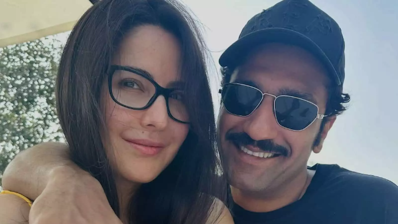 तस्वीर में चश्मा पहने कैटरीना कैफ और विक्की कौशल मुस्कुराते हुए पोज देते नजर आ रहे हैं। तस्वीर में चश्मा पहने कैटरीना कैफ और विक्की कौशल मुस्कुराते हुए पोज देते नजर आ रहे हैं।