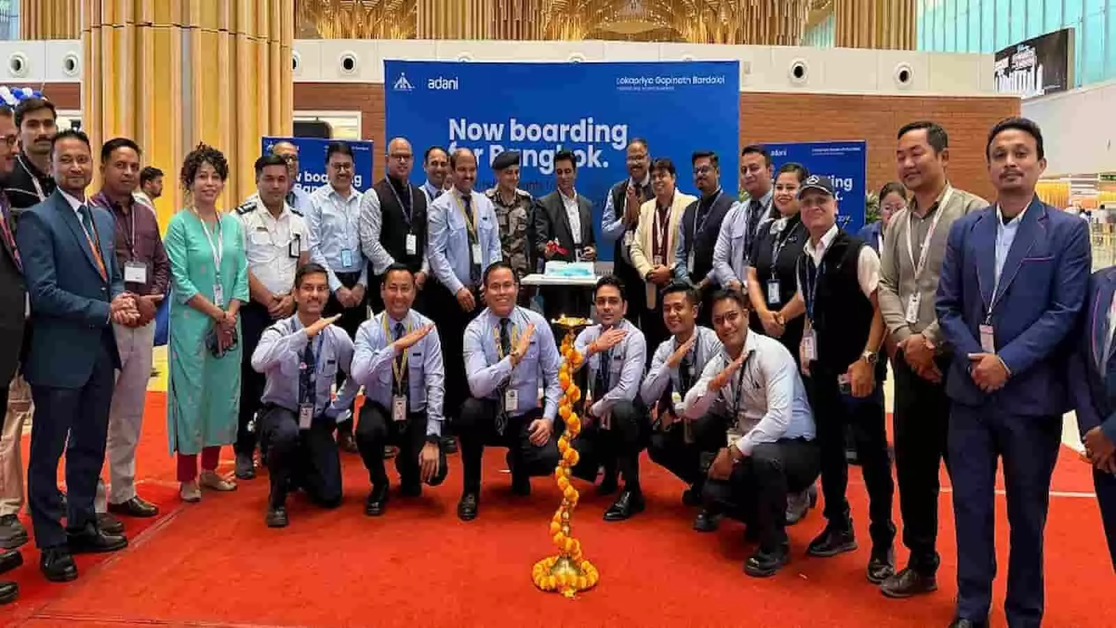 तस्वीर में गुवाहाटी हवाई अड्डे पर इंडिगो की बैंकॉक सीधी उड़ान के उद्घाटन समारोह में अधिकारी और क्रू मेंबर्स खड़े दिख रहे हैं। तस्वीर में गुवाहाटी हवाई अड्डे पर इंडिगो की बैंकॉक सीधी उड़ान के उद्घाटन समारोह में अधिकारी और क्रू मेंबर्स खड़े दिख रहे हैं।