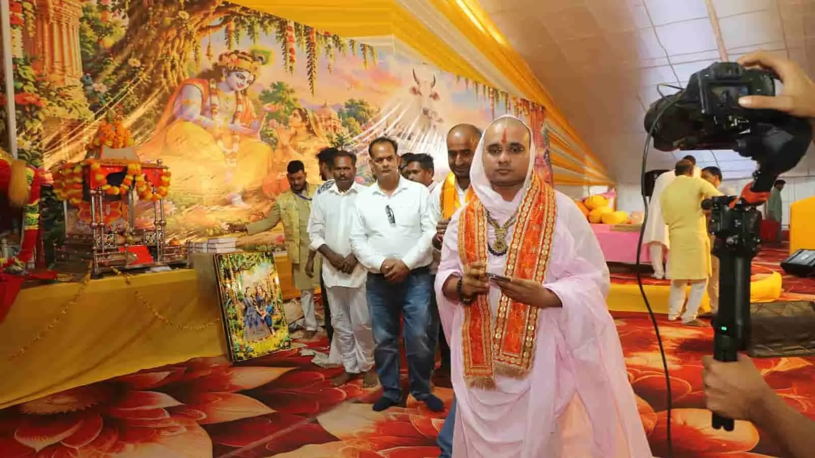 तस्वीर में संत दिग्विजयराम महाराज श्रद्धालुओं के साथ कालिका गोशाला में धार्मिक कथा मंच पर उपस्थित दिख रहे हैं। तस्वीर में संत दिग्विजयराम महाराज श्रद्धालुओं के साथ कालिका गोशाला में धार्मिक कथा मंच पर उपस्थित दिख रहे हैं।