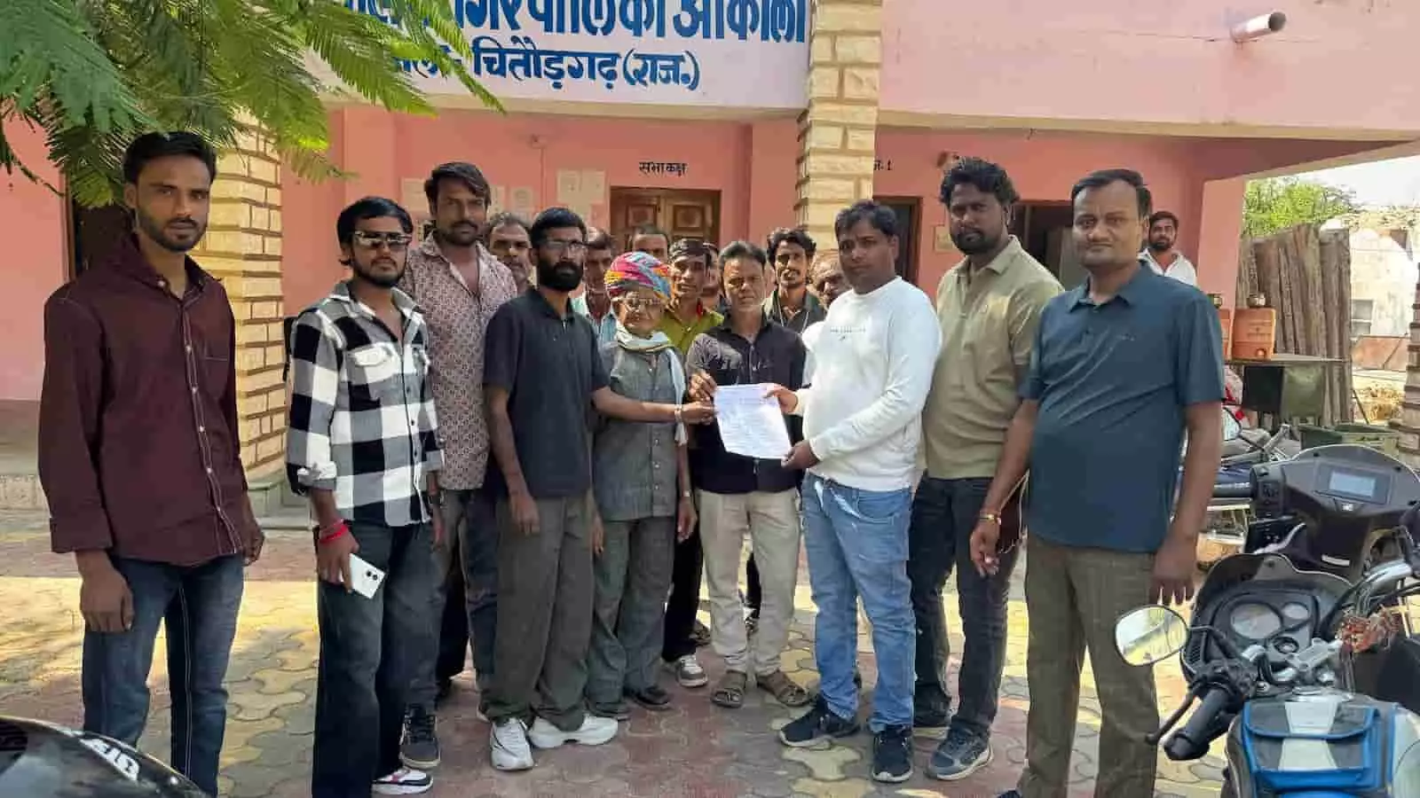 चित्तौड़गढ़ के आकोला नगर पालिका कार्यालय के बाहर अधिकारियों को ज्ञापन सौंपते वार्ड पार्षद और स्थानीय नागरिक। चित्तौड़गढ़ के आकोला नगर पालिका कार्यालय के बाहर अधिकारियों को ज्ञापन सौंपते वार्ड पार्षद और स्थानीय नागरिक।