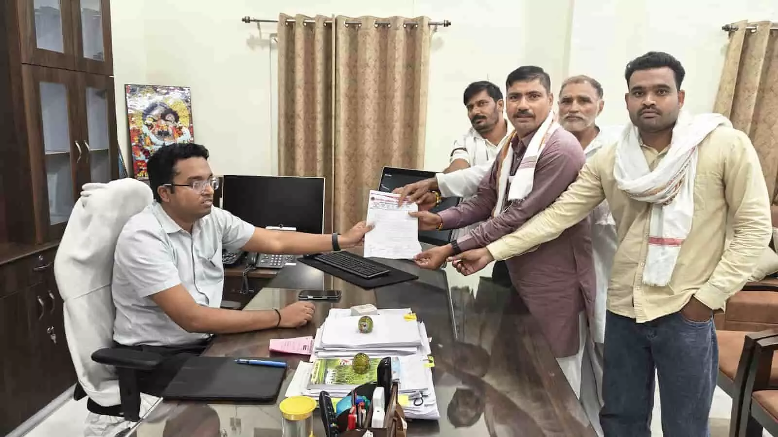 तस्वीर में राशन डीलर एसोसिएशन के प्रतिनिधि डीग जिला कलेक्टर को लंबित अनलोडिंग राशि के भुगतान हेतु ज्ञापन सौंपते हुए। तस्वीर में राशन डीलर एसोसिएशन के प्रतिनिधि डीग जिला कलेक्टर को लंबित अनलोडिंग राशि के भुगतान हेतु ज्ञापन सौंपते हुए।