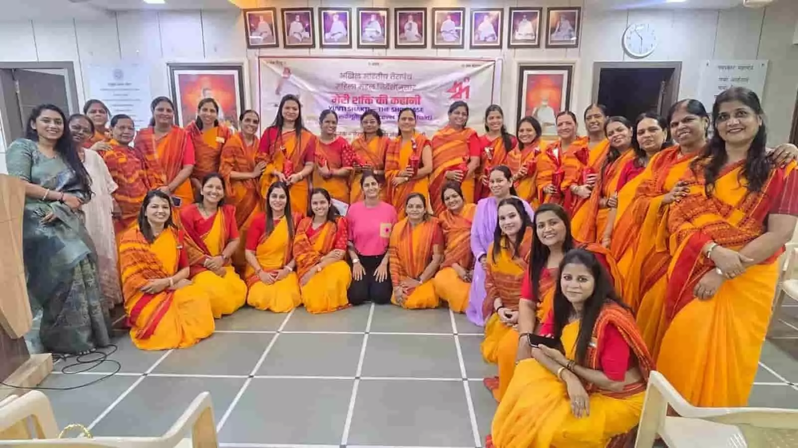 तस्वीर में डोंबिवली तेरापंथ भवन में आयोजित कार्यक्रम में नजर आ रही महिला मंडल की सदस्य। तस्वीर में डोंबिवली तेरापंथ भवन में आयोजित कार्यक्रम में नजर आ रही महिला मंडल की सदस्य।