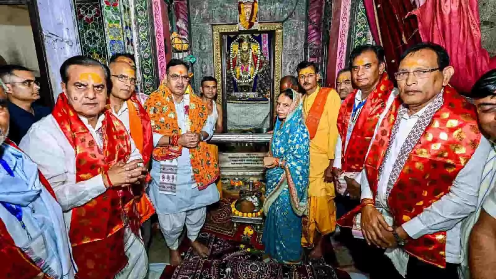 तस्वीर में मुख्यमंत्री भजनलाल शर्मा डिग्गी के श्री कल्याण मंदिर में जनप्रतिनिधियों के साथ पूजा करते हुए। तस्वीर में मुख्यमंत्री भजनलाल शर्मा डिग्गी के श्री कल्याण मंदिर में जनप्रतिनिधियों के साथ पूजा करते हुए।