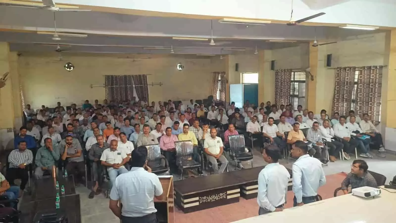 सभागार में प्रशिक्षण प्राप्त करते निर्वाचन अधिकारी और संबोधित करते अधिकारी डीग पंचायतीराज चुनाव के संदर्भ में। सभागार में प्रशिक्षण प्राप्त करते निर्वाचन अधिकारी और संबोधित करते अधिकारी डीग पंचायतीराज चुनाव के संदर्भ में।