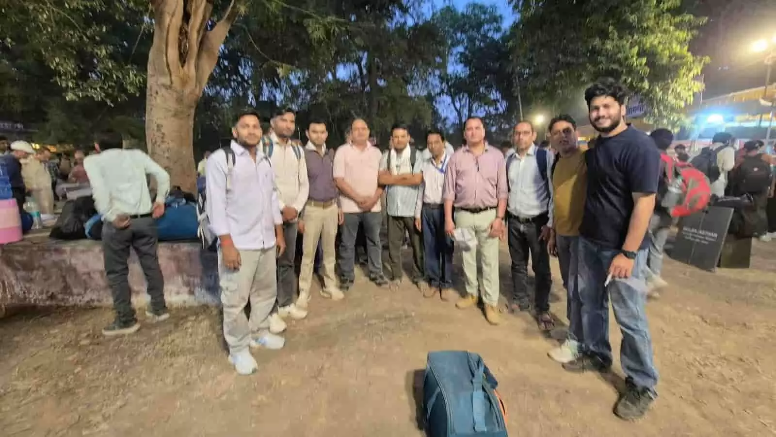 फतहनगर में चुनाव ड्यूटी के दौरान मैदान में खड़े मतदान दल के कर्मचारी। फतहनगर में चुनाव ड्यूटी के दौरान मैदान में खड़े मतदान दल के कर्मचारी।