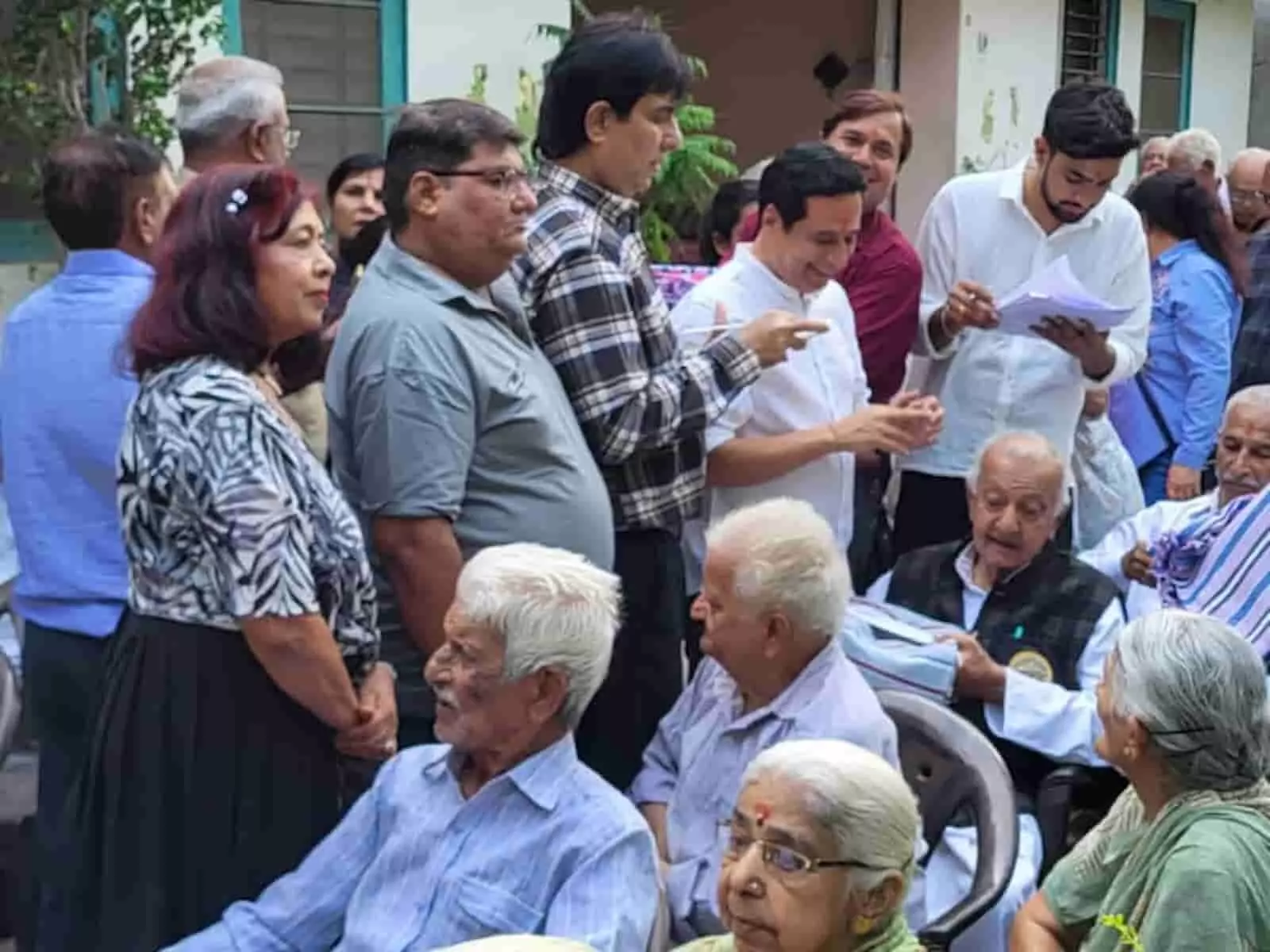 तस्वीर में जयपुर में बिंईग सिंधी फाउंडेशन के सदस्य बुजुर्गों का सम्मान करते हुए दिख रहे हैं। तस्वीर में जयपुर में बिंईग सिंधी फाउंडेशन के सदस्य बुजुर्गों का सम्मान करते हुए दिख रहे हैं।