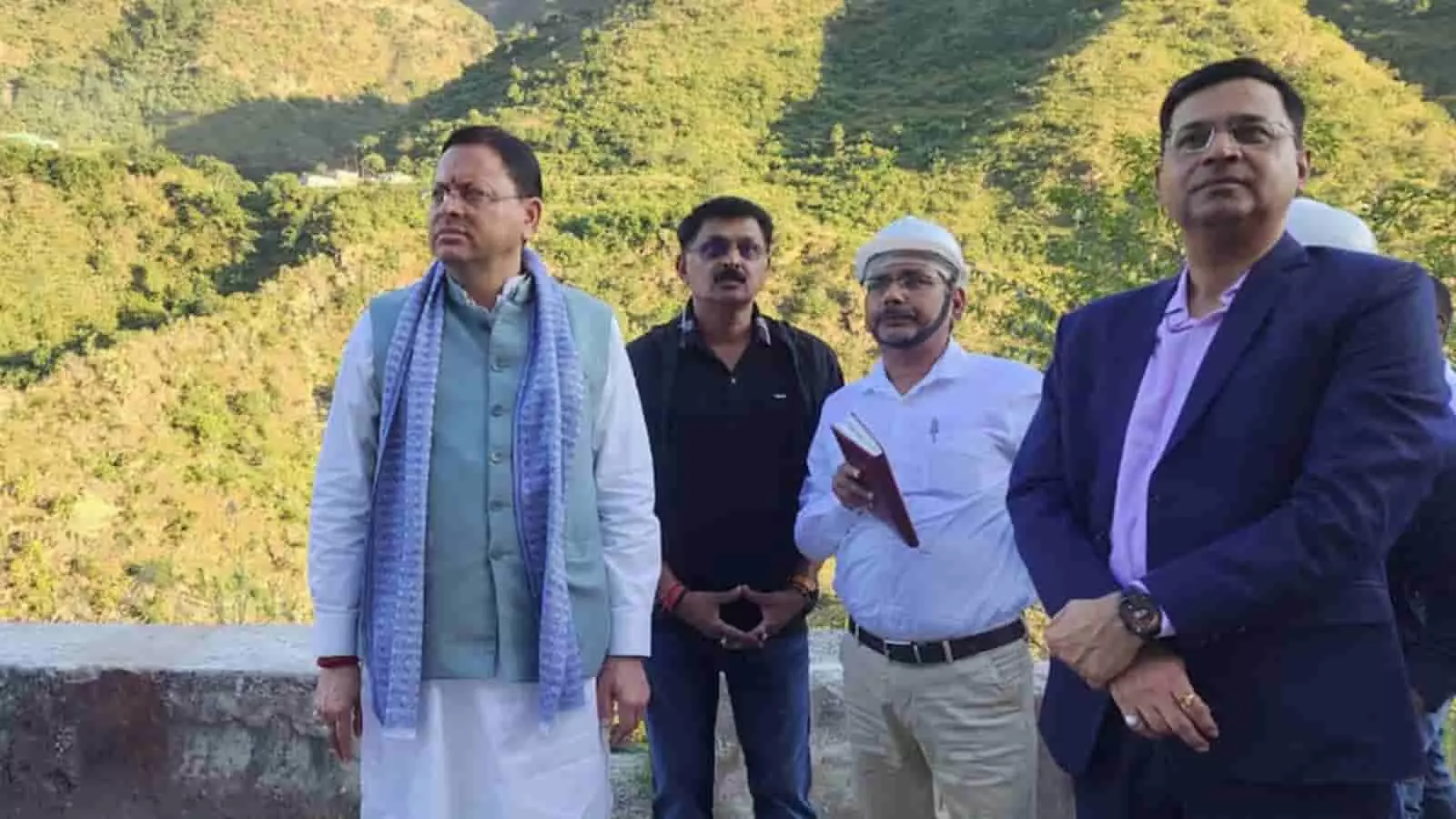 तस्वीर में मुख्यमंत्री पुष्कर सिंह धामी अधिकारियों के साथ बदरीनाथ राष्ट्रीय राजमार्ग का निरीक्षण करते हुए दिख रहे हैं। तस्वीर में मुख्यमंत्री पुष्कर सिंह धामी अधिकारियों के साथ बदरीनाथ राष्ट्रीय राजमार्ग का निरीक्षण करते हुए दिख रहे हैं।