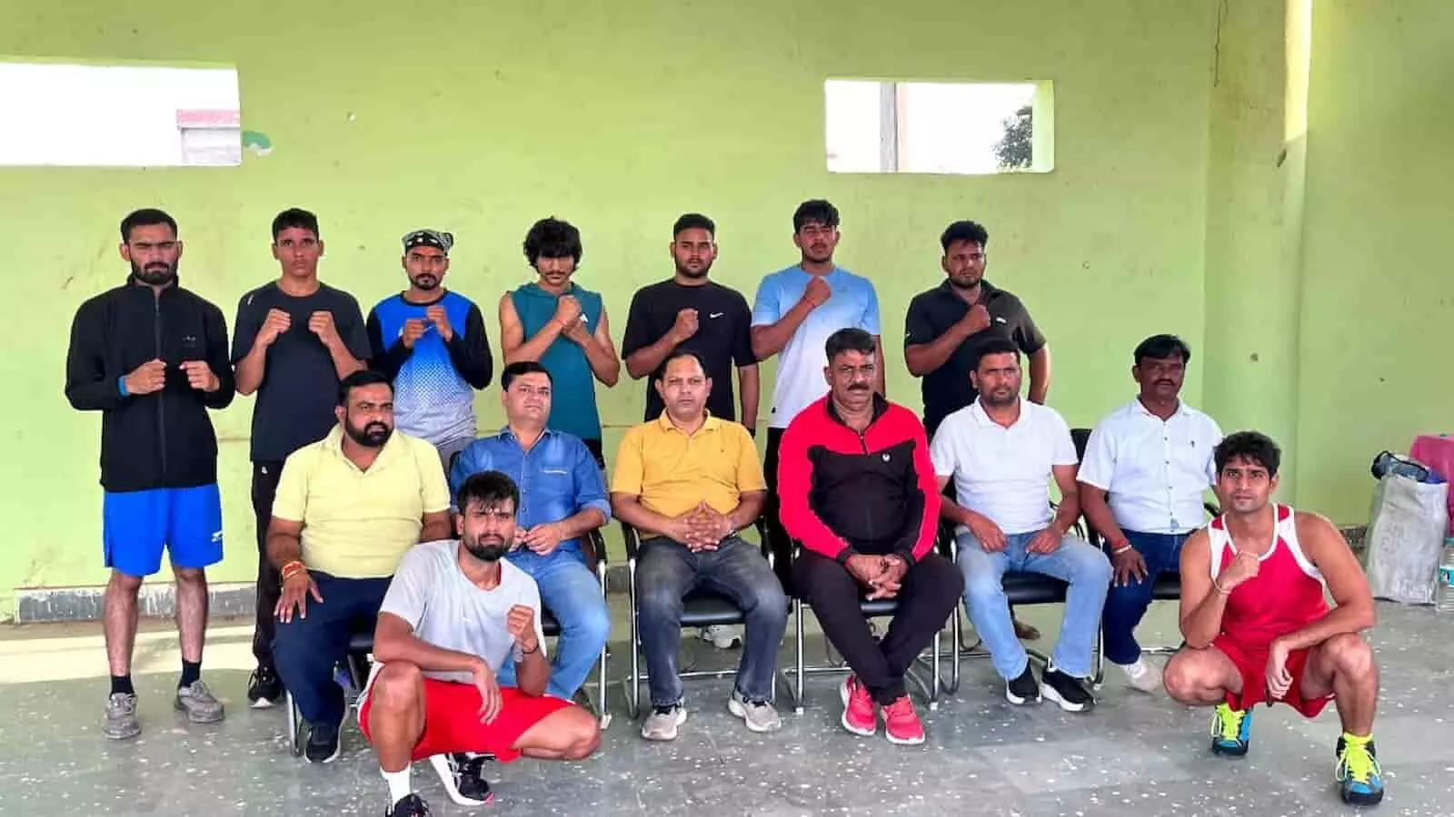 तस्वीर में करौली के त्रिलोकचंद माथुर स्टेडियम में राज्य स्तरीय बॉक्सिंग ट्रायल के चयनित खिलाड़ी और समिति सदस्य दिख रहे हैं। तस्वीर में करौली के त्रिलोकचंद माथुर स्टेडियम में राज्य स्तरीय बॉक्सिंग ट्रायल के चयनित खिलाड़ी और समिति सदस्य दिख रहे हैं।