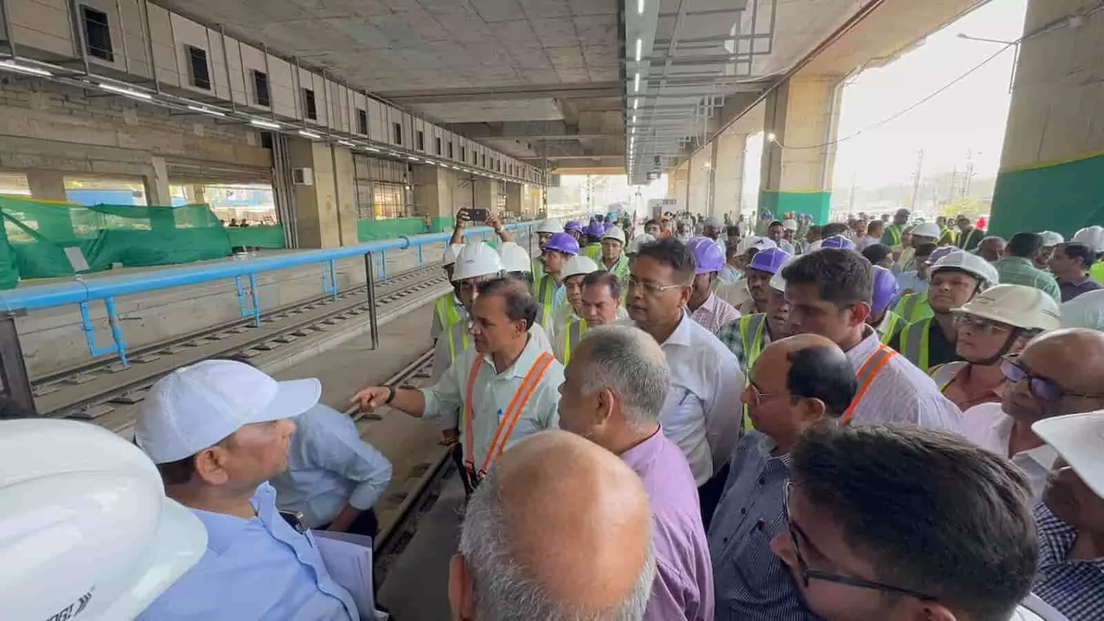 तस्वीर में रेलवे संरक्षा आयुक्त और अधिकारी अहमदाबाद रेलवे स्टेशन पर नए ब्रॉडगेज ट्रैक का सुरक्षा निरीक्षण करते हुए। तस्वीर में रेलवे संरक्षा आयुक्त और अधिकारी अहमदाबाद रेलवे स्टेशन पर नए ब्रॉडगेज ट्रैक का सुरक्षा निरीक्षण करते हुए।