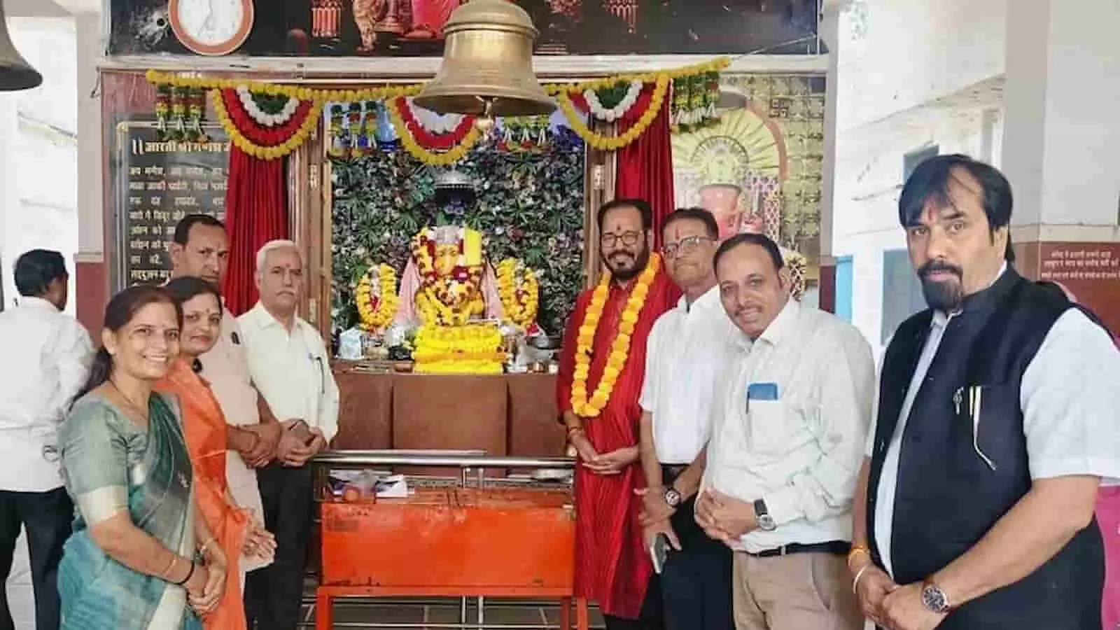 भीलवाड़ा के गणेश मंदिर में भगवान गणेश की पूजा करते आयोजन समिति के सदस्य भीलवाड़ा के गणेश मंदिर में भगवान गणेश की पूजा करते आयोजन समिति के सदस्य