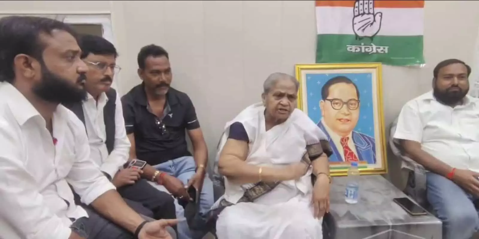 तस्वीर में कांग्रेस की पूर्व सांसद सत्या बहन एटा में समर्थकों के साथ प्रेस वार्ता करती हुई। तस्वीर में कांग्रेस की पूर्व सांसद सत्या बहन एटा में समर्थकों के साथ प्रेस वार्ता करती हुई।