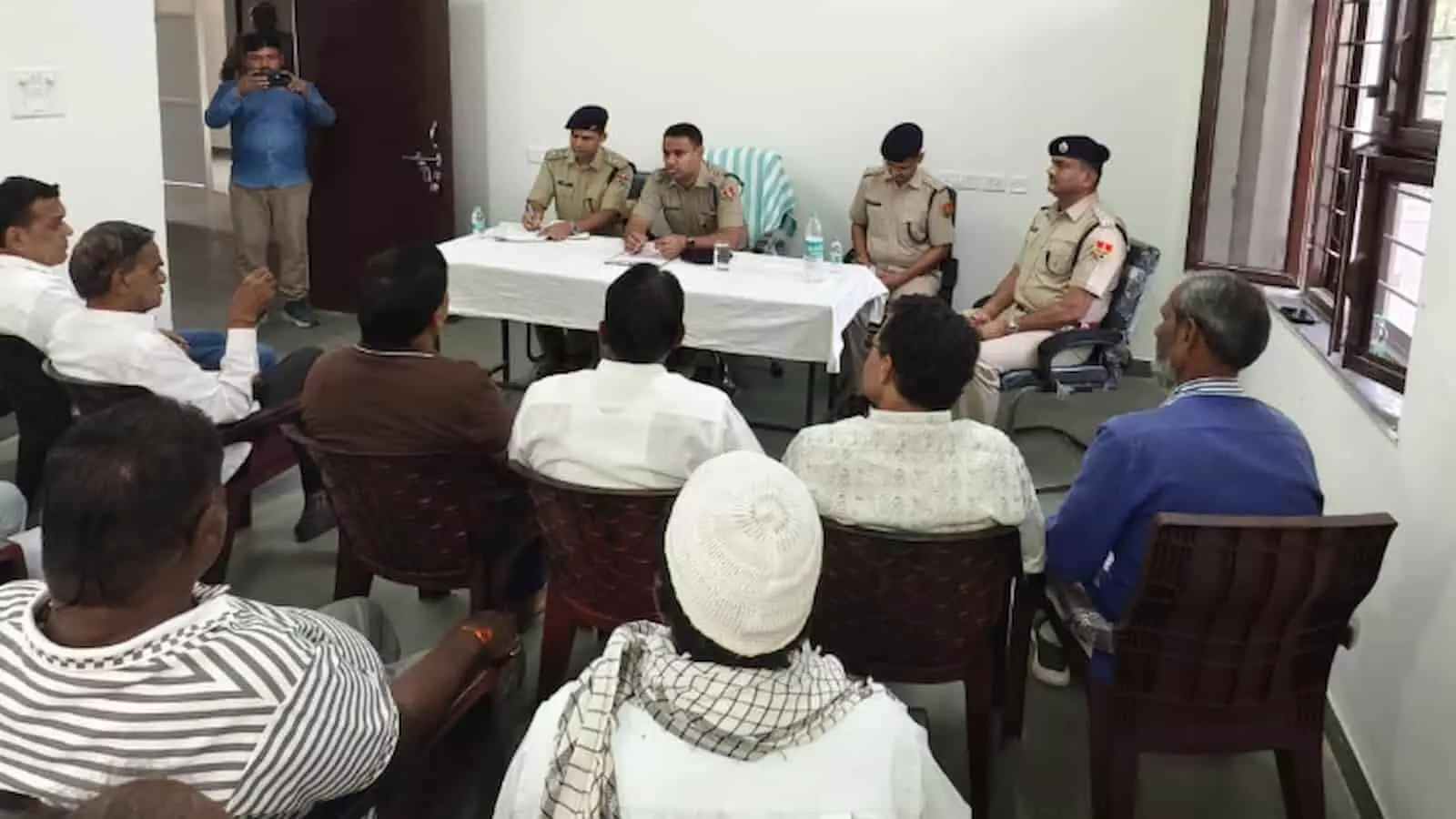तस्वीर में बेगूं थाना परिसर में पुलिस अधीक्षक धर्मेंद्र सिंह यादव अधिकारियों और सीएलजी सदस्यों संग जनसुनवाई करते दिख रहे हैं। तस्वीर में बेगूं थाना परिसर में पुलिस अधीक्षक धर्मेंद्र सिंह यादव अधिकारियों और सीएलजी सदस्यों संग जनसुनवाई करते दिख रहे हैं।