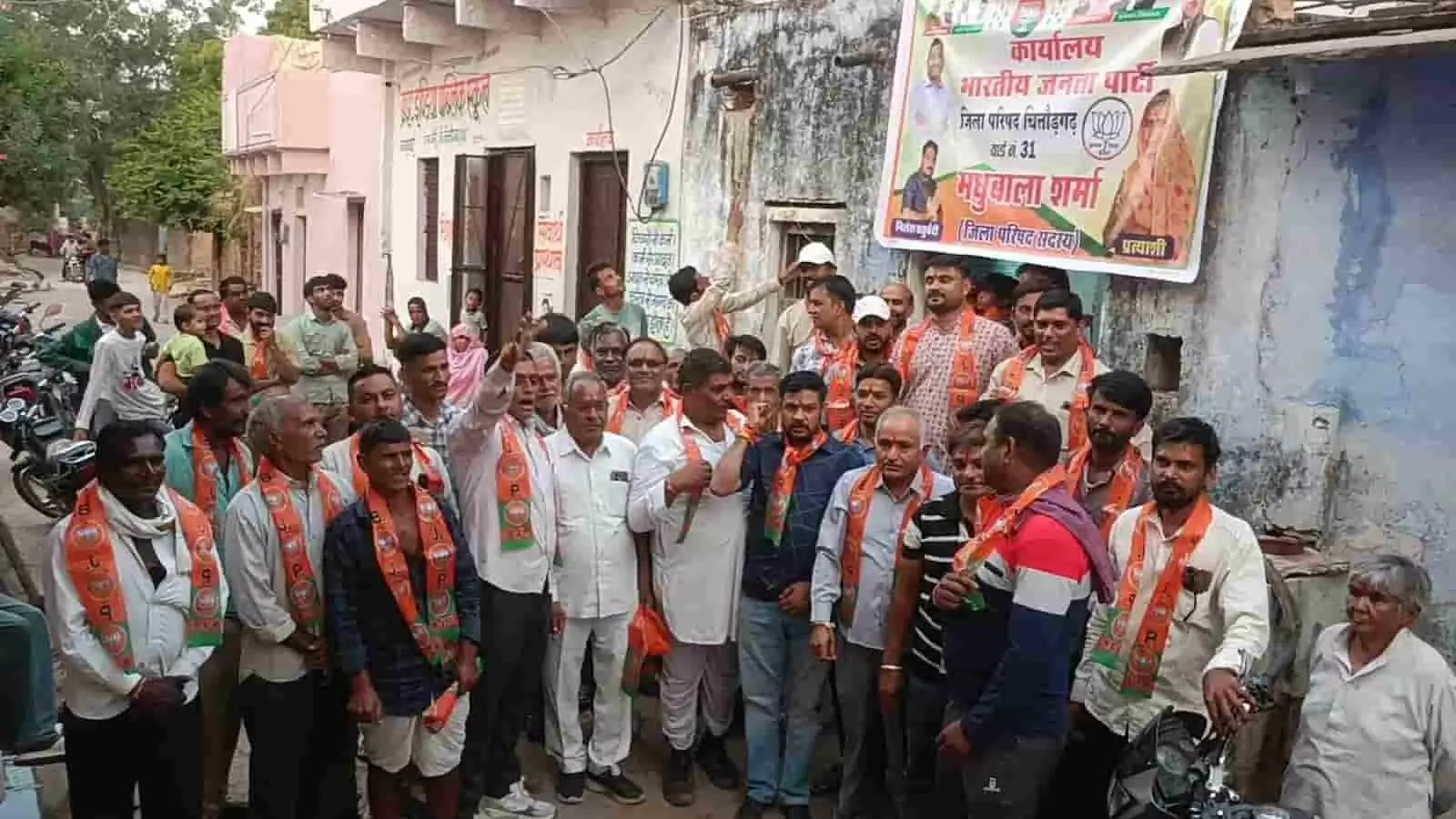 तस्वीर में नंदवाई में भाजपा कार्यकर्ताओं के साथ नजर आ रहे हैं स्थानीय पदाधिकारी और जनप्रतिनिधि। तस्वीर में नंदवाई में भाजपा कार्यकर्ताओं के साथ नजर आ रहे हैं स्थानीय पदाधिकारी और जनप्रतिनिधि।