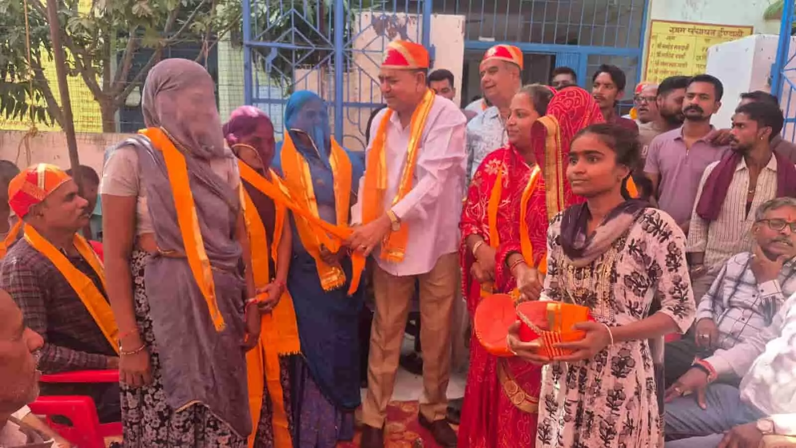 तस्वीर में मावली विधायक पुष्कर लाल डांगी ईंटाली ग्राम पंचायत में नवनिर्वाचित सरपंच और वार्डपंचों को सम्मानित कर रहे हैं। तस्वीर में मावली विधायक पुष्कर लाल डांगी ईंटाली ग्राम पंचायत में नवनिर्वाचित सरपंच और वार्डपंचों को सम्मानित कर रहे हैं।