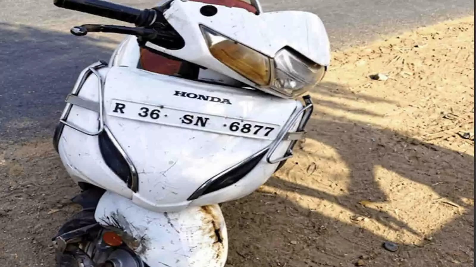 तस्वीर में ब्यावर में मादक पदार्थ जब्ती के दौरान पुलिस द्वारा जब्त की गई स्कूटी दिख रही है। तस्वीर में ब्यावर में मादक पदार्थ जब्ती के दौरान पुलिस द्वारा जब्त की गई स्कूटी दिख रही है।