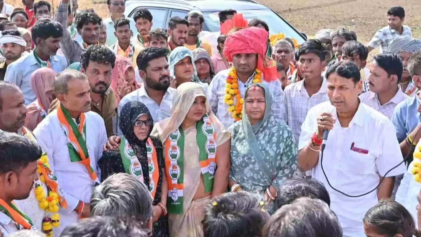 तस्वीर में कांग्रेस पार्टी के नेता और समर्थक चुनावी जनसभा के दौरान नजर आ रहे हैं। तस्वीर में कांग्रेस पार्टी के नेता और समर्थक चुनावी जनसभा के दौरान नजर आ रहे हैं।