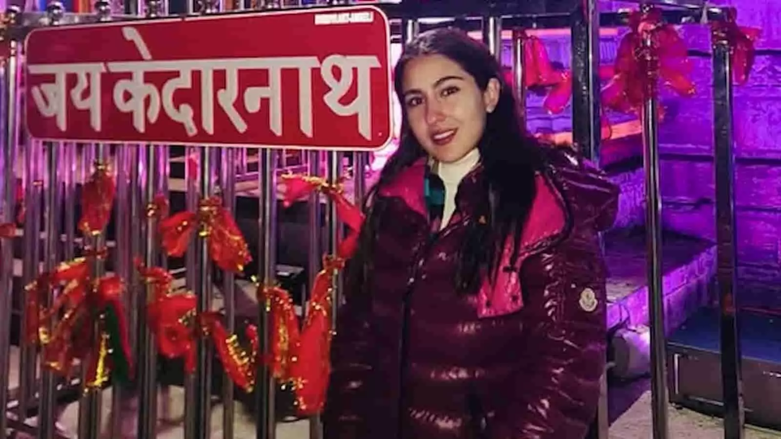 तस्वीर में अभिनेत्री सारा अली खान केदारनाथ मंदिर परिसर में जय केदारनाथ बोर्ड के पास खड़ी हैं। तस्वीर में अभिनेत्री सारा अली खान केदारनाथ मंदिर परिसर में जय केदारनाथ बोर्ड के पास खड़ी हैं।