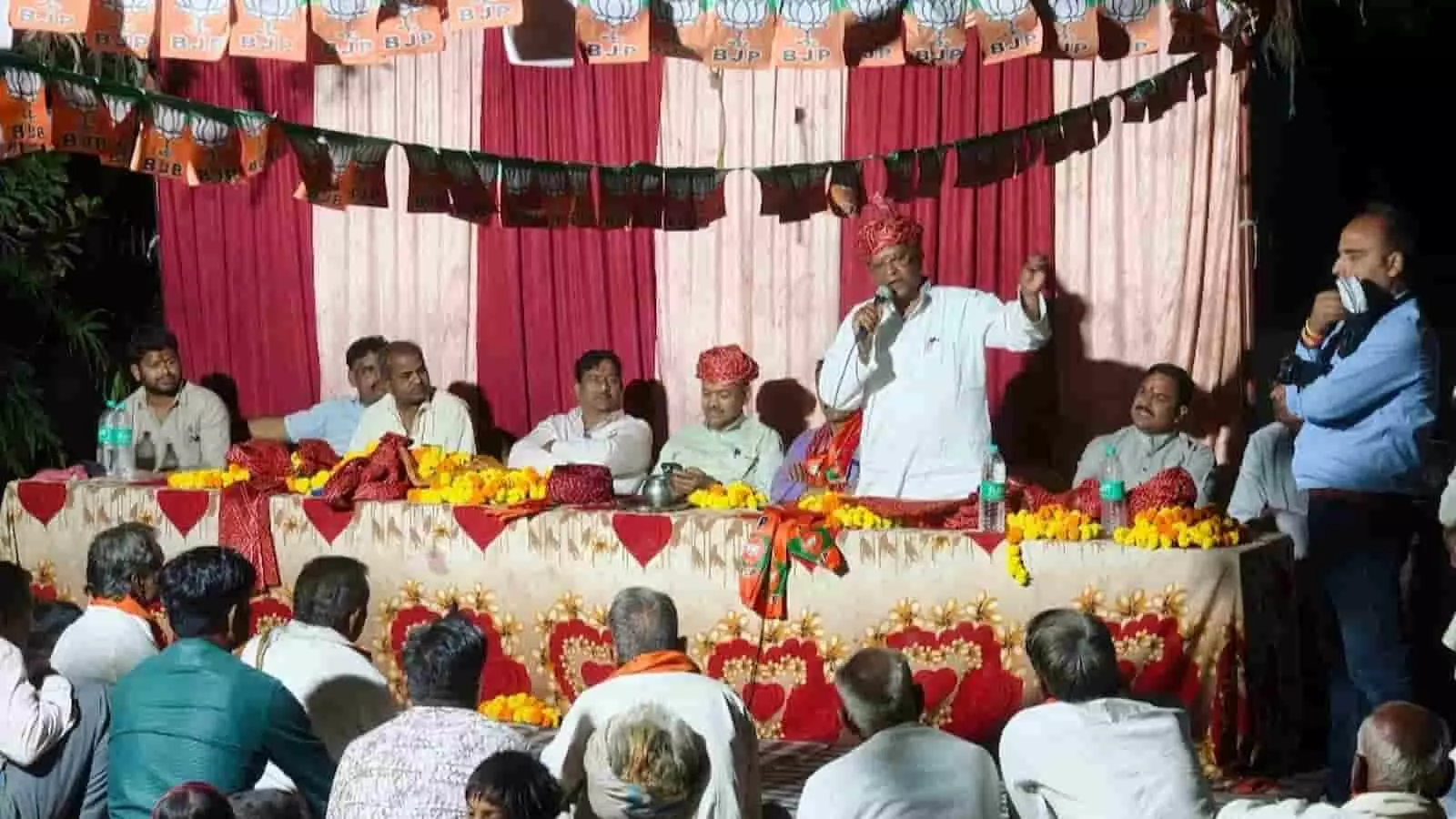 बारां के कुंडी गांव में पंचायत राज चुनाव की बैठक के दौरान मंच से संबोधित करते भाजपा नेता। बारां के कुंडी गांव में पंचायत राज चुनाव की बैठक के दौरान मंच से संबोधित करते भाजपा नेता।