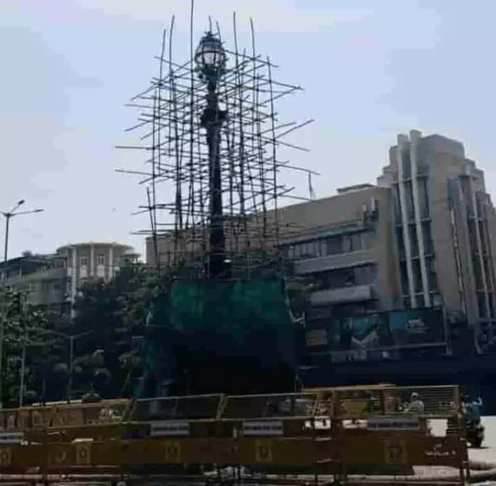 तस्वीर में दक्षिण मुंबई में रखरखाव कार्य के चलते सुरक्षात्मक कवर से ढका ऐतिहासिक फिट्जगेराल्ड फाउंटेन दिख रहा है। तस्वीर में दक्षिण मुंबई में रखरखाव कार्य के चलते सुरक्षात्मक कवर से ढका ऐतिहासिक फिट्जगेराल्ड फाउंटेन दिख रहा है।