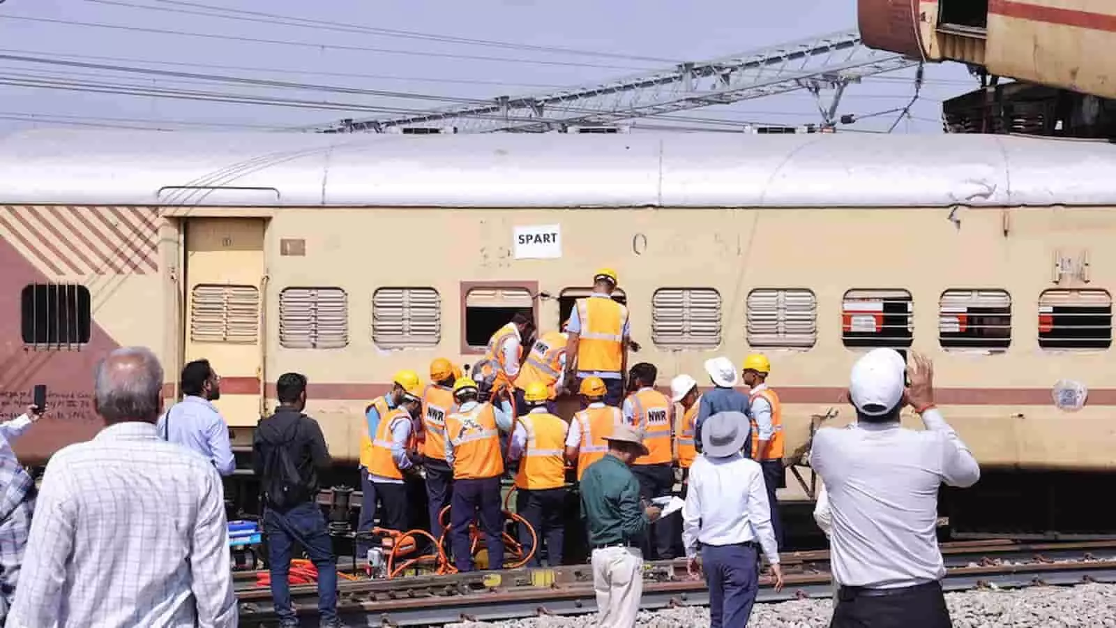 तस्वीर में लालगढ़ स्टेशन यार्ड में रेलवे और एनडीआरएफ की टीम आपदा प्रबंधन मॉक ड्रिल करती दिख रही है। तस्वीर में लालगढ़ स्टेशन यार्ड में रेलवे और एनडीआरएफ की टीम आपदा प्रबंधन मॉक ड्रिल करती दिख रही है।