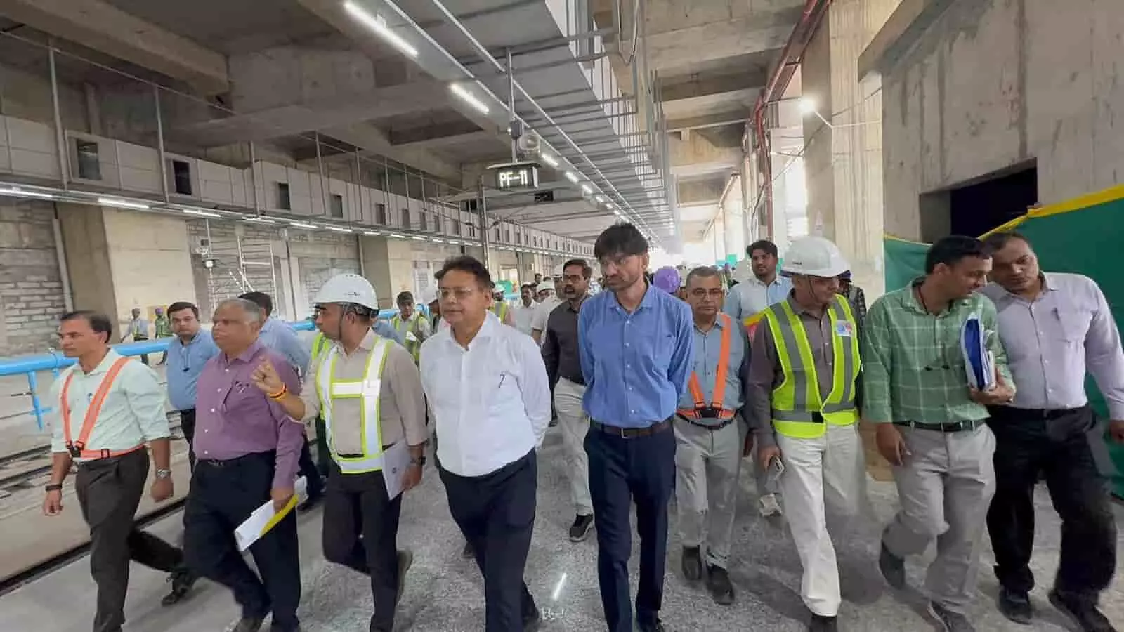 तस्वीर में रेल संरक्षा आयुक्त और रेलवे अधिकारी अहमदाबाद बुलेट ट्रेन स्टेशन के प्लेटफॉर्म 11 पर निरीक्षण करते दिख रहे हैं। तस्वीर में रेल संरक्षा आयुक्त और रेलवे अधिकारी अहमदाबाद बुलेट ट्रेन स्टेशन के प्लेटफॉर्म 11 पर निरीक्षण करते दिख रहे हैं।
