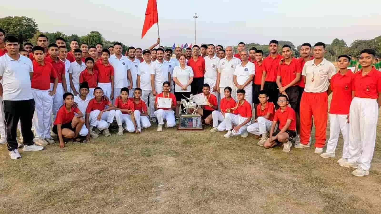 सैनिक स्कूल चित्तौड़गढ़ के मैदान में ट्रॉफी और प्रमाण पत्र के साथ खड़े विजेता कैडेट्स और अधिकारी। सैनिक स्कूल चित्तौड़गढ़ के मैदान में ट्रॉफी और प्रमाण पत्र के साथ खड़े विजेता कैडेट्स और अधिकारी।
