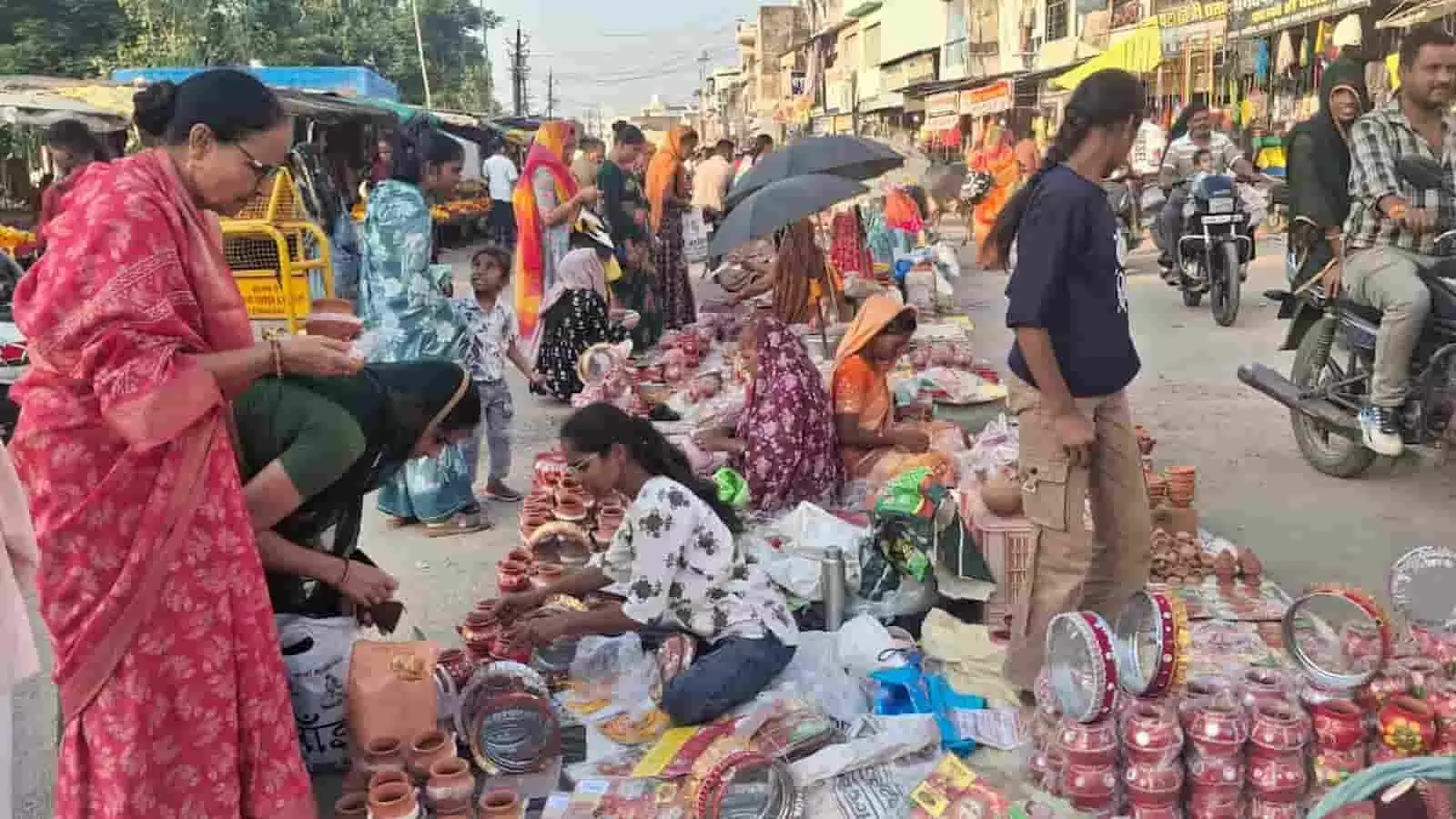 तस्वीर में महिलाएं चित्तौड़गढ़ के बाजार से करवा चौथ पूजा के लिए करवे और सामान खरीद रही हैं। तस्वीर में महिलाएं चित्तौड़गढ़ के बाजार से करवा चौथ पूजा के लिए करवे और सामान खरीद रही हैं।