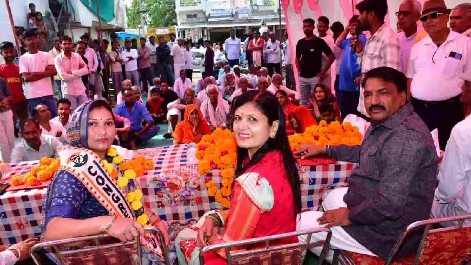 तस्वीर में बारां के मांगरोल में आयोजित चुनावी सभा मंच पर कांग्रेस नेता और कार्यकर्ता उपस्थित दिख रहे हैं। तस्वीर में बारां के मांगरोल में आयोजित चुनावी सभा मंच पर कांग्रेस नेता और कार्यकर्ता उपस्थित दिख रहे हैं।